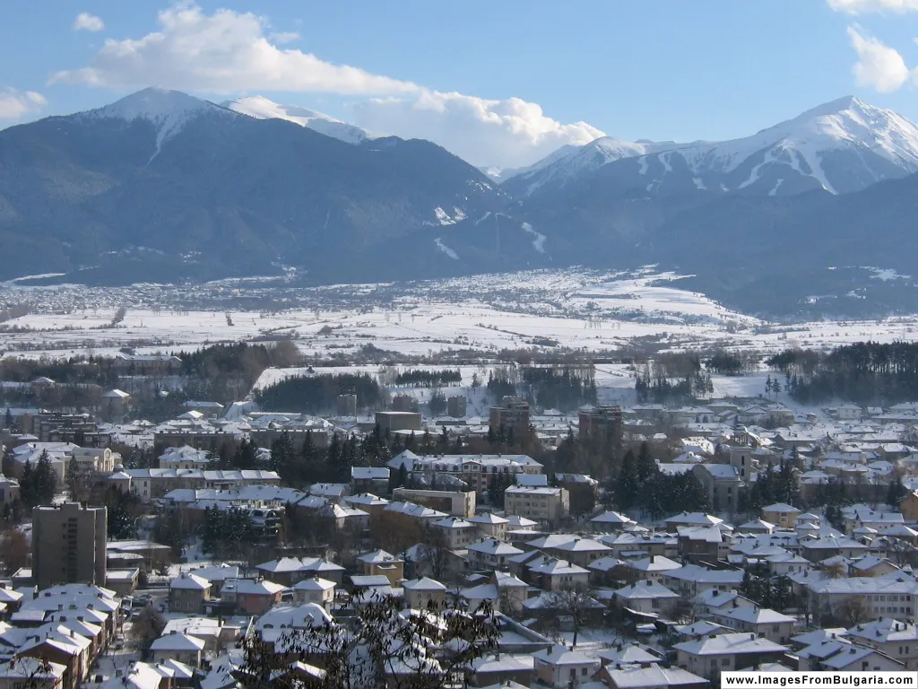 Photo showing: View over Razlog, Bulgaria, with the mountains in the background