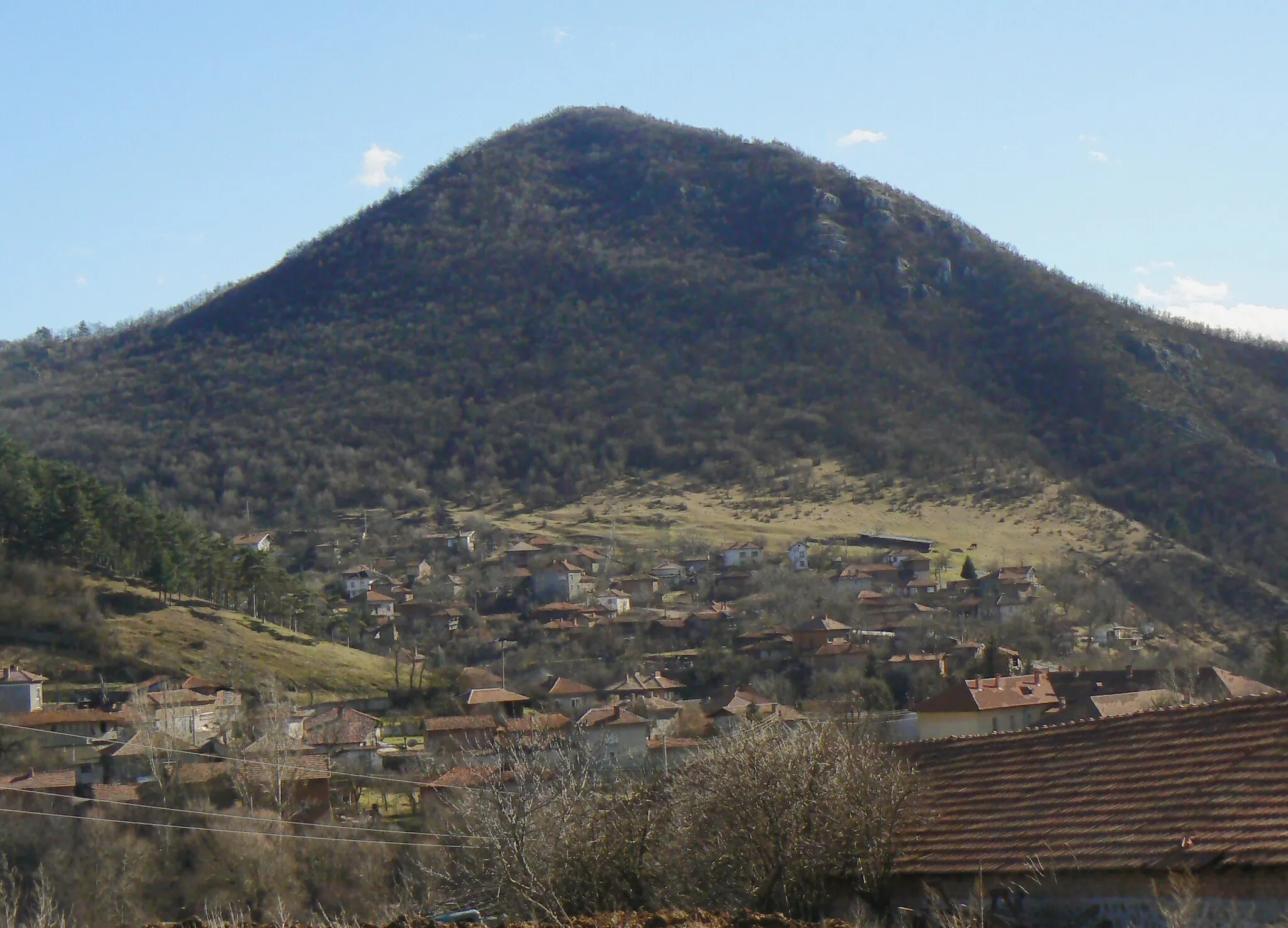 Photo showing: View towards village Petrich, Bulgaria, with the prominent Saint Nicholas hill in the background.