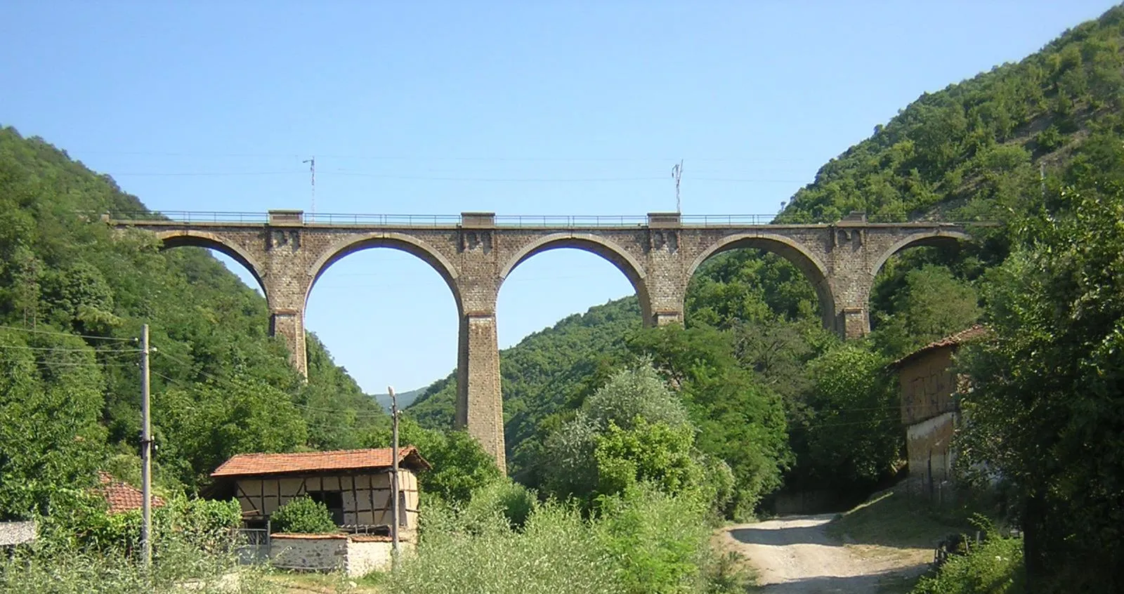Photo showing: Railway bridge at Bunovo in the Sofia-Karlovo line (Bulgaria). To the left is the Galabets tunnel.