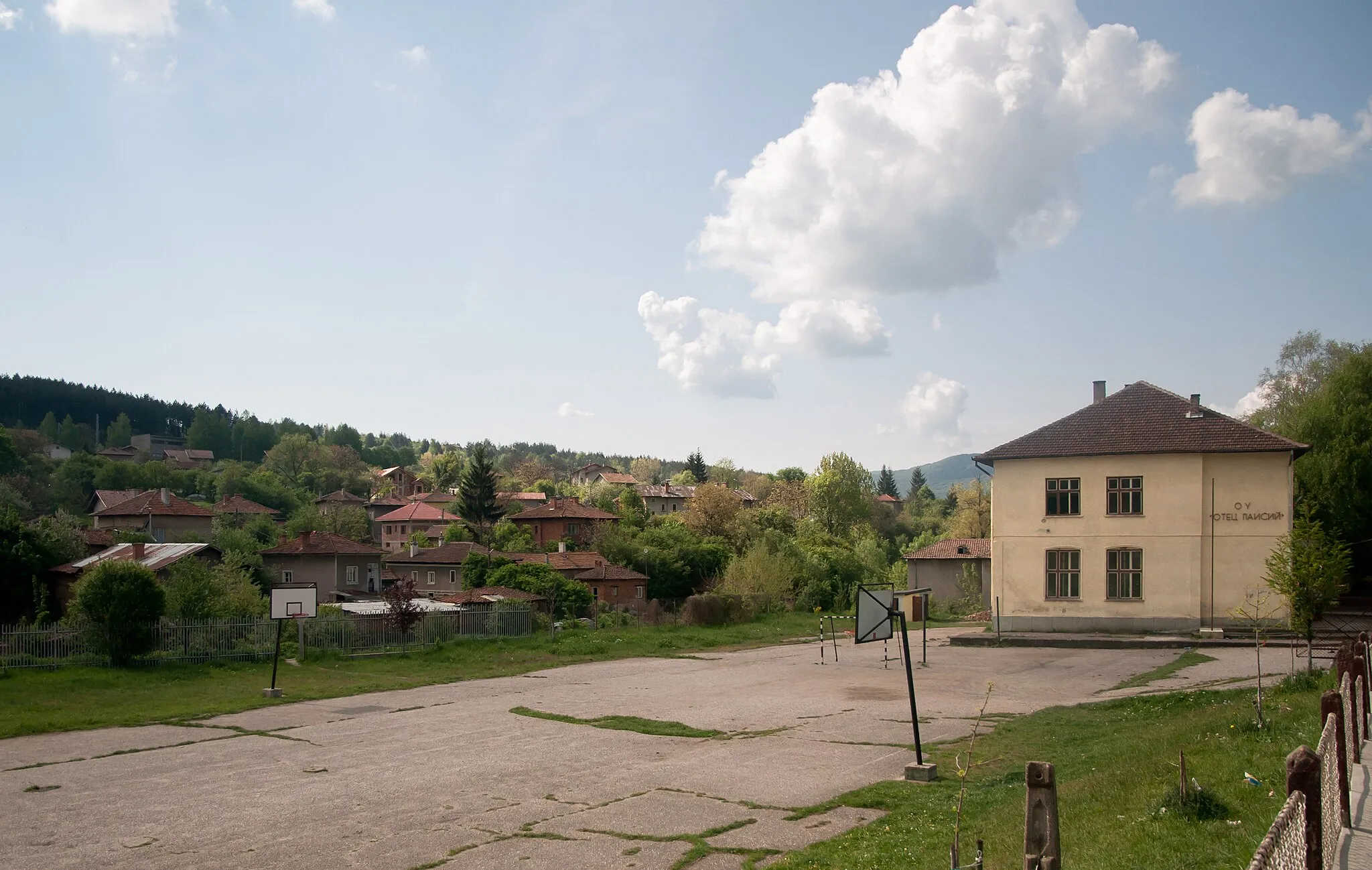 Photo showing: Dolno Kamartsi village with the local primary school, Sofia Province, Bulgaria.
