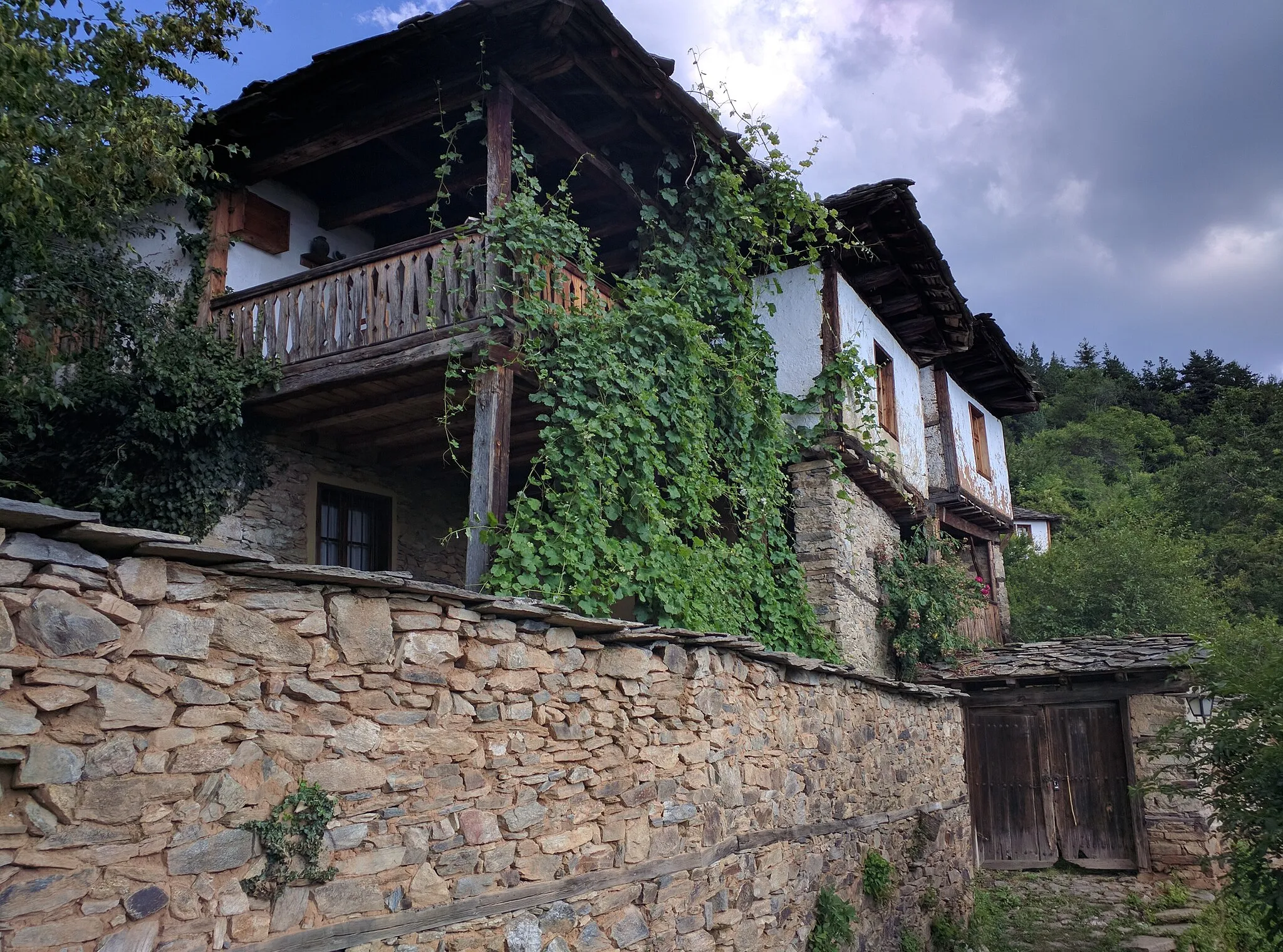 Photo showing: Village of Leshten