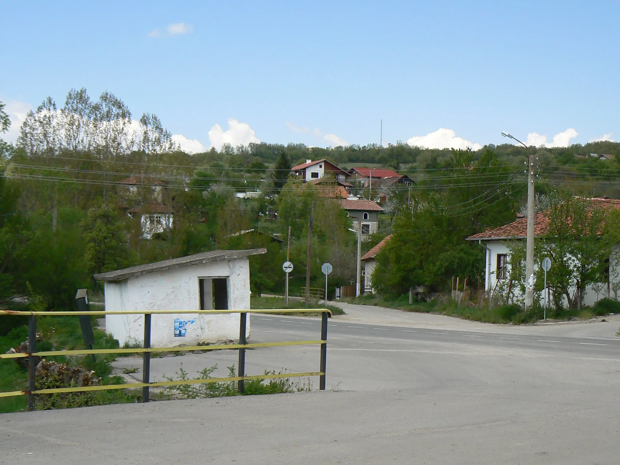 Photo showing: The centre of village Kosacha, Bulgaria