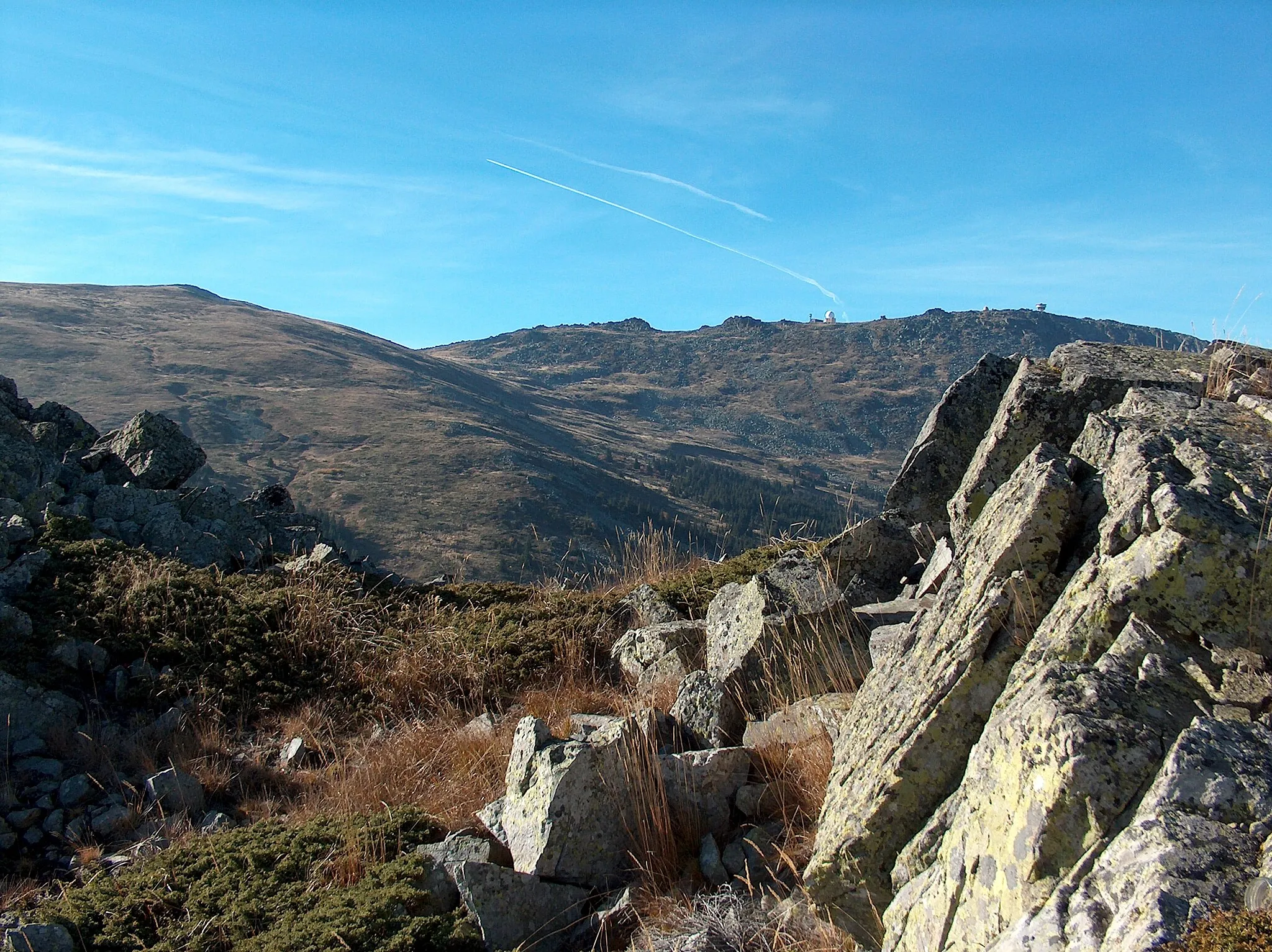 Photo showing: Golyam Kupen Peak in Vitosha Mountain, Bulgaria with Skoparnik and Golyam Rezen Peaks in the background.