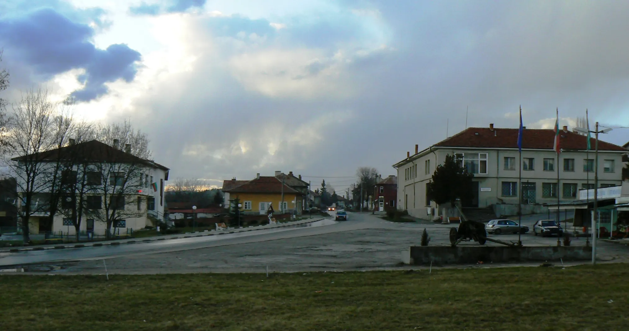 Photo showing: The centre of village Aldomirovtsi, Bulgaria