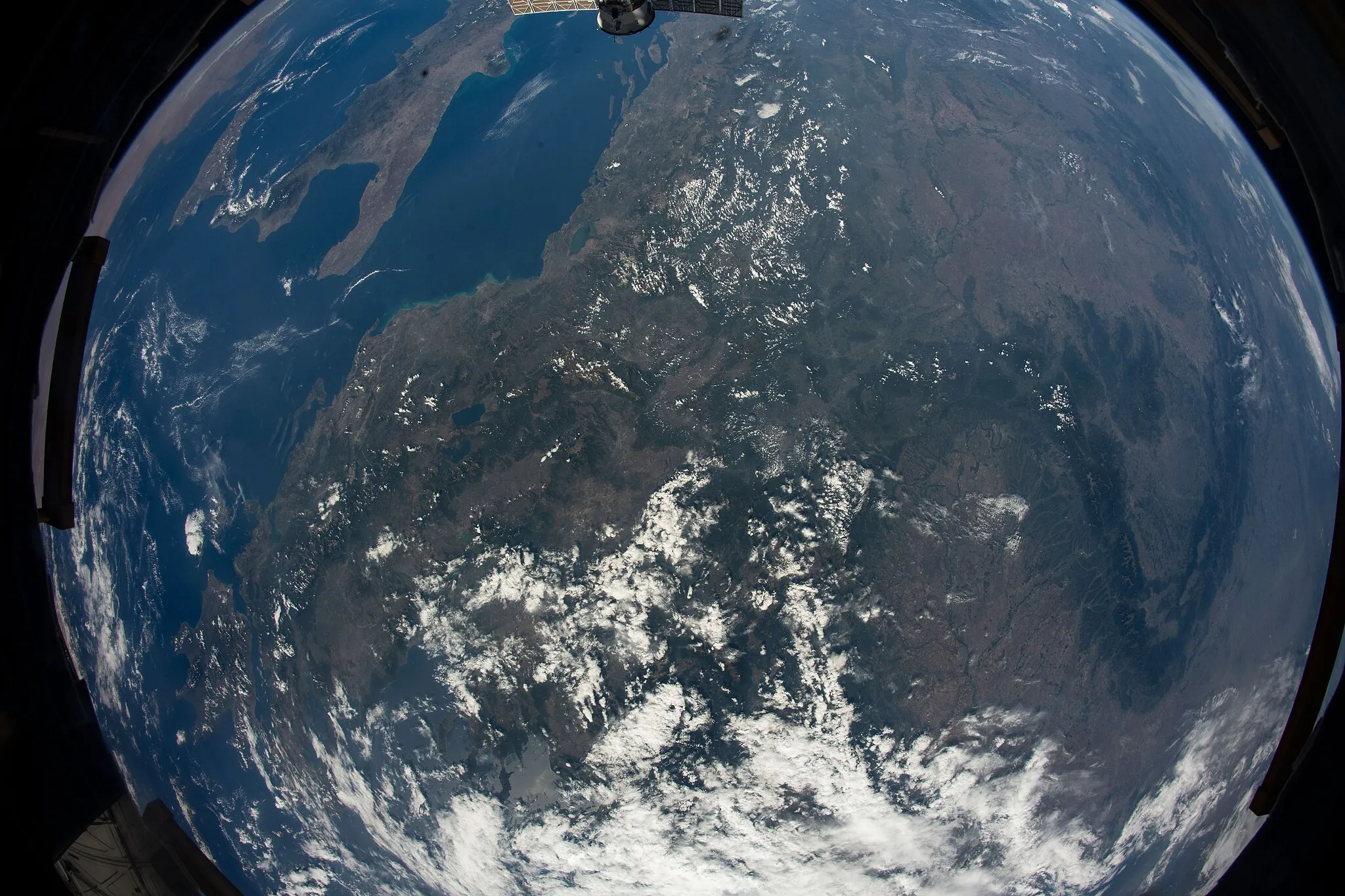 Photo showing: View of Earth taken during ISS Expedition 67.