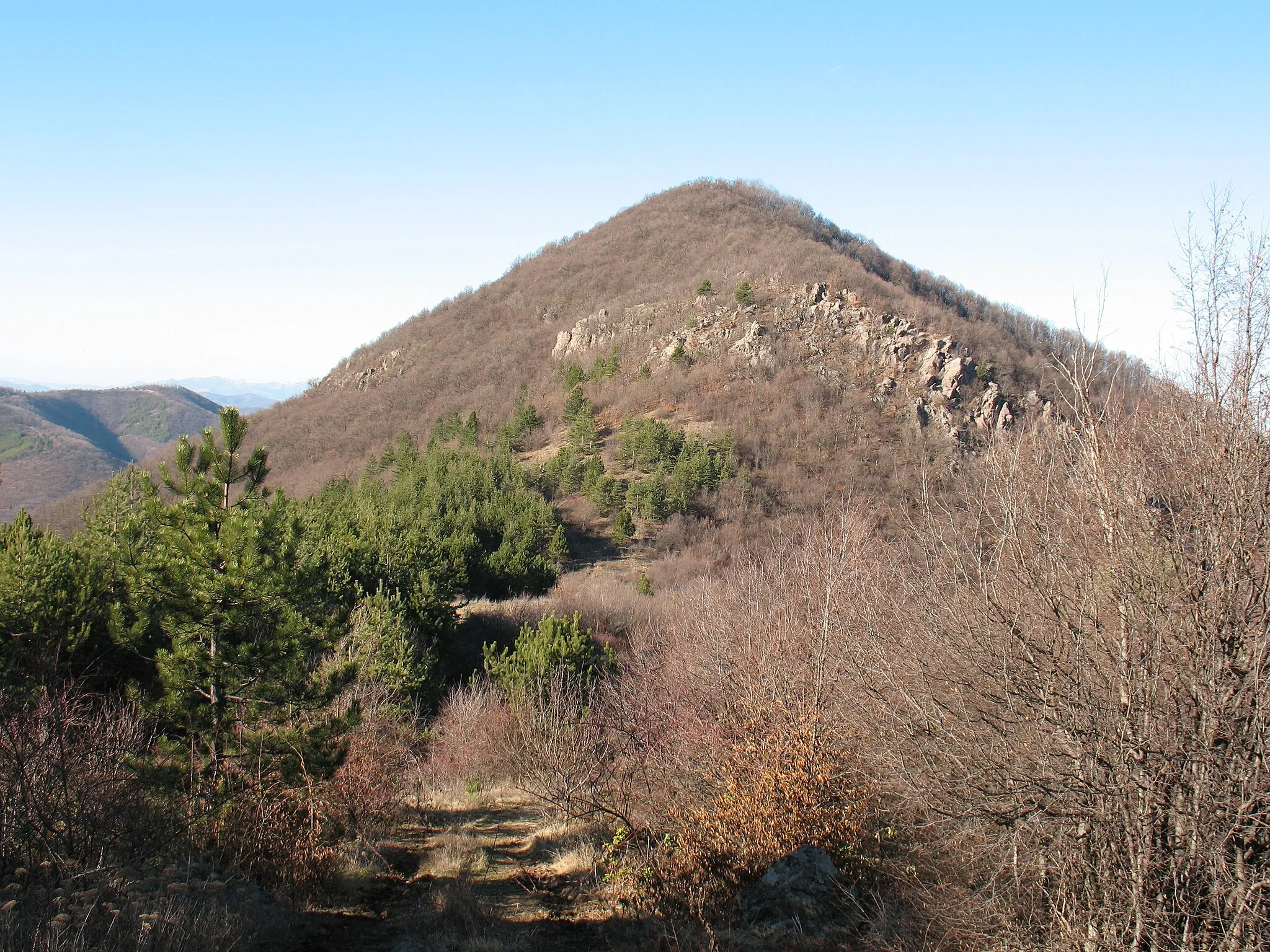 Photo showing: Peak Golyam Borovets near Pravets, Bulgaria, on which ruins of ancient fortress can be seen.