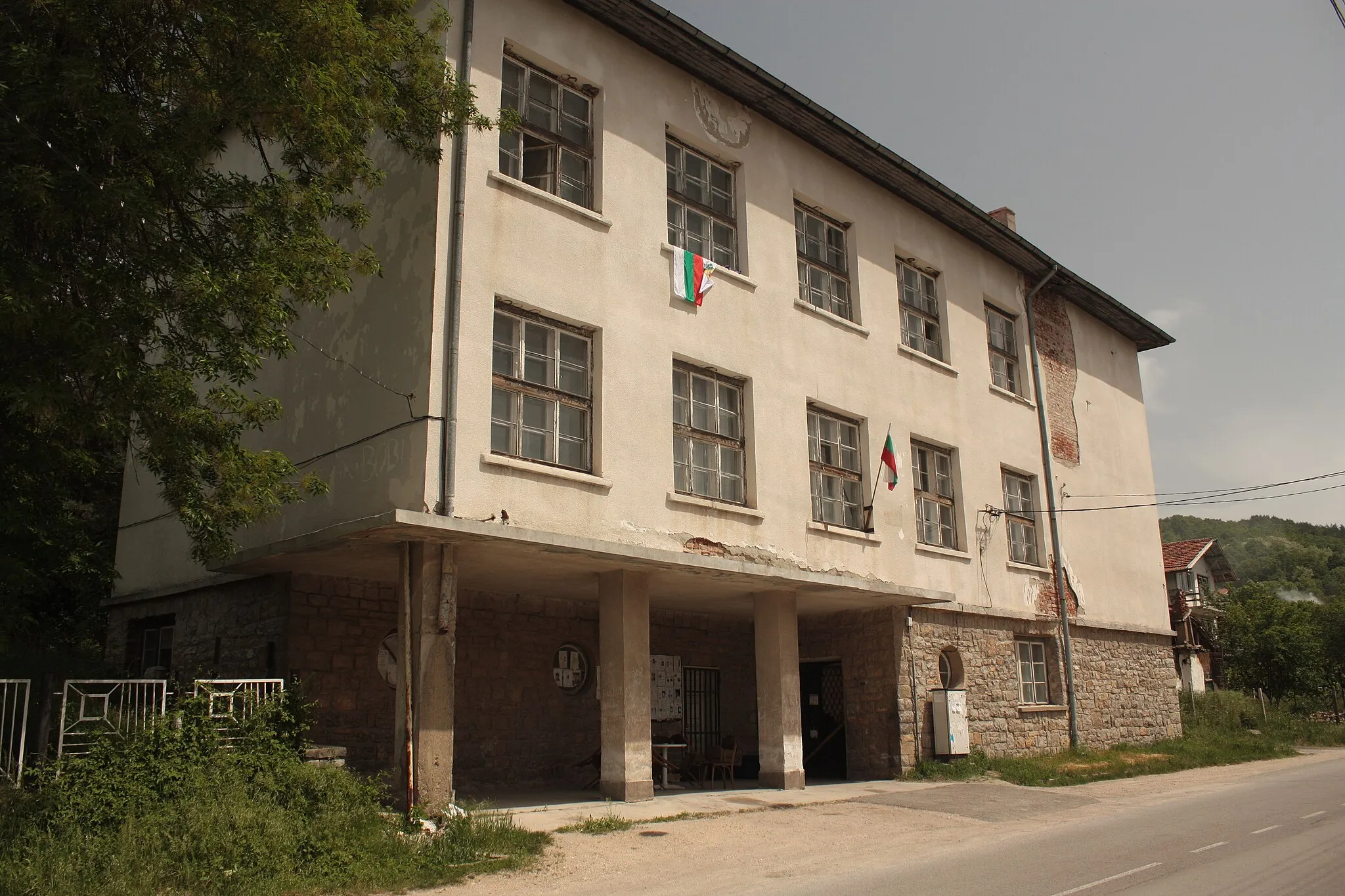 Photo showing: Minicipality office in Zhedna, Pernik Province, Bulgaria