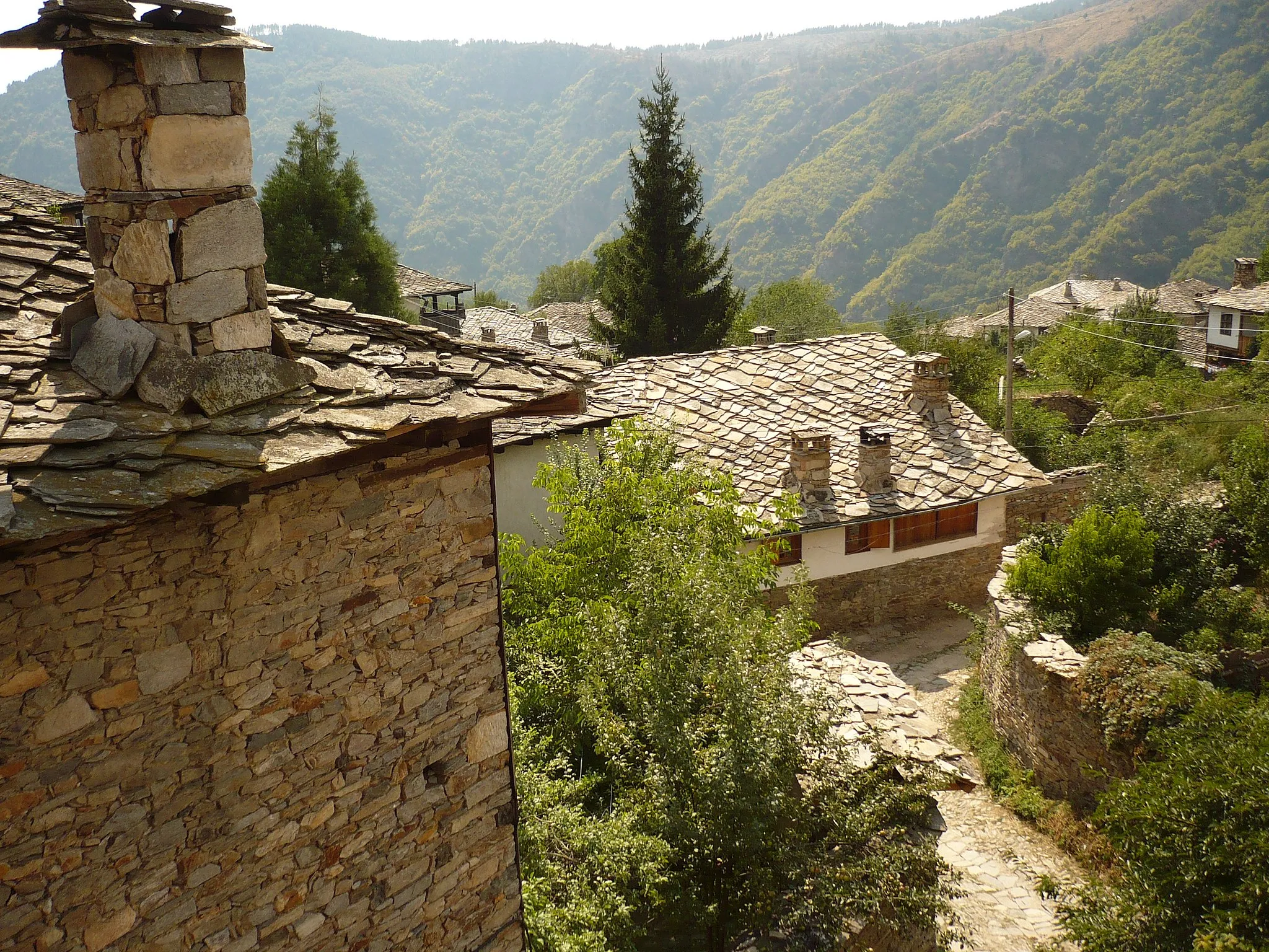 Photo showing: The village of Kovachevitsa, Bulgaria. View from the top floor terrace of a typical 17-18 century house to its close neighborhood.