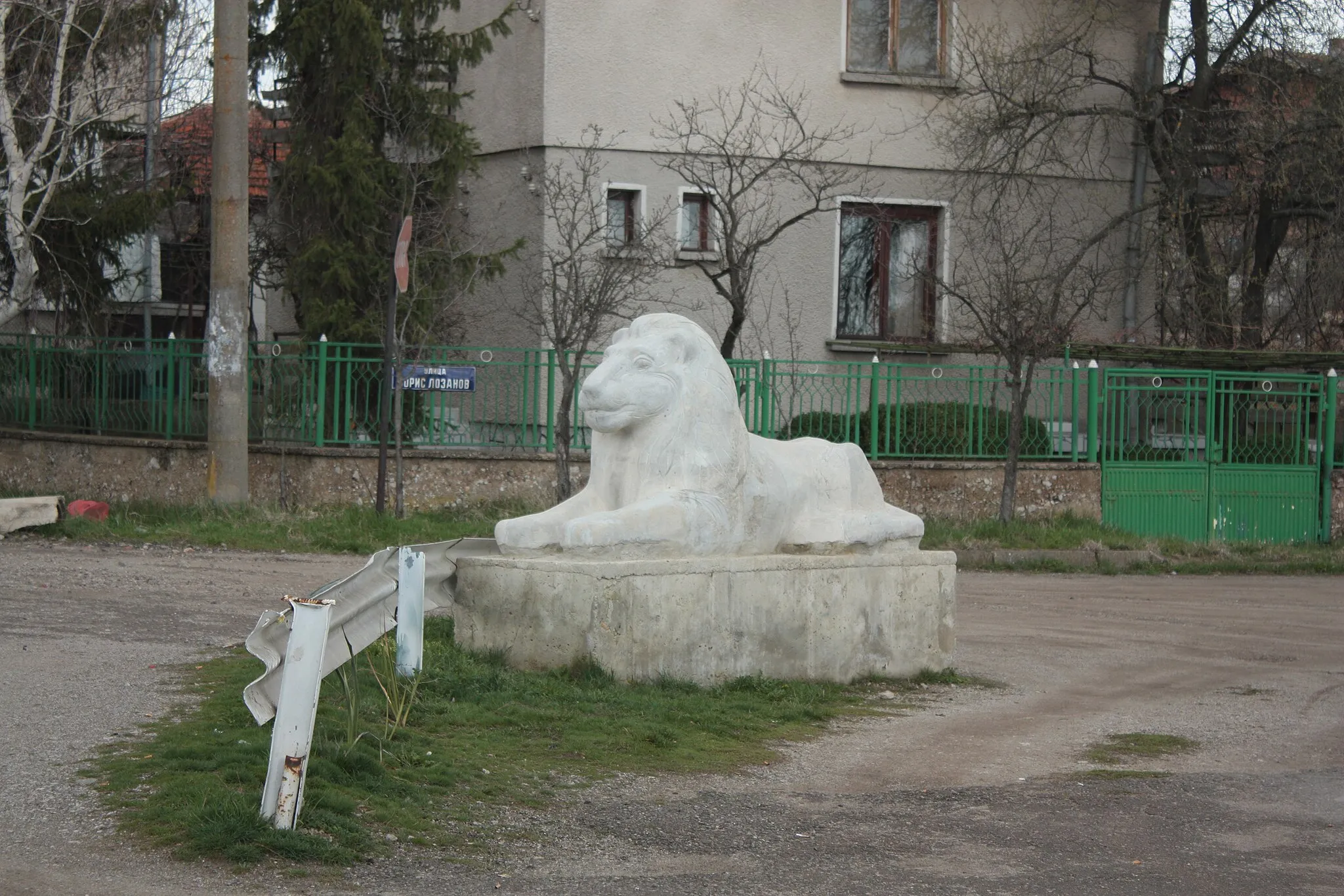 Photo showing: A lion statue in Bogyvtsi carved from the local white rocks