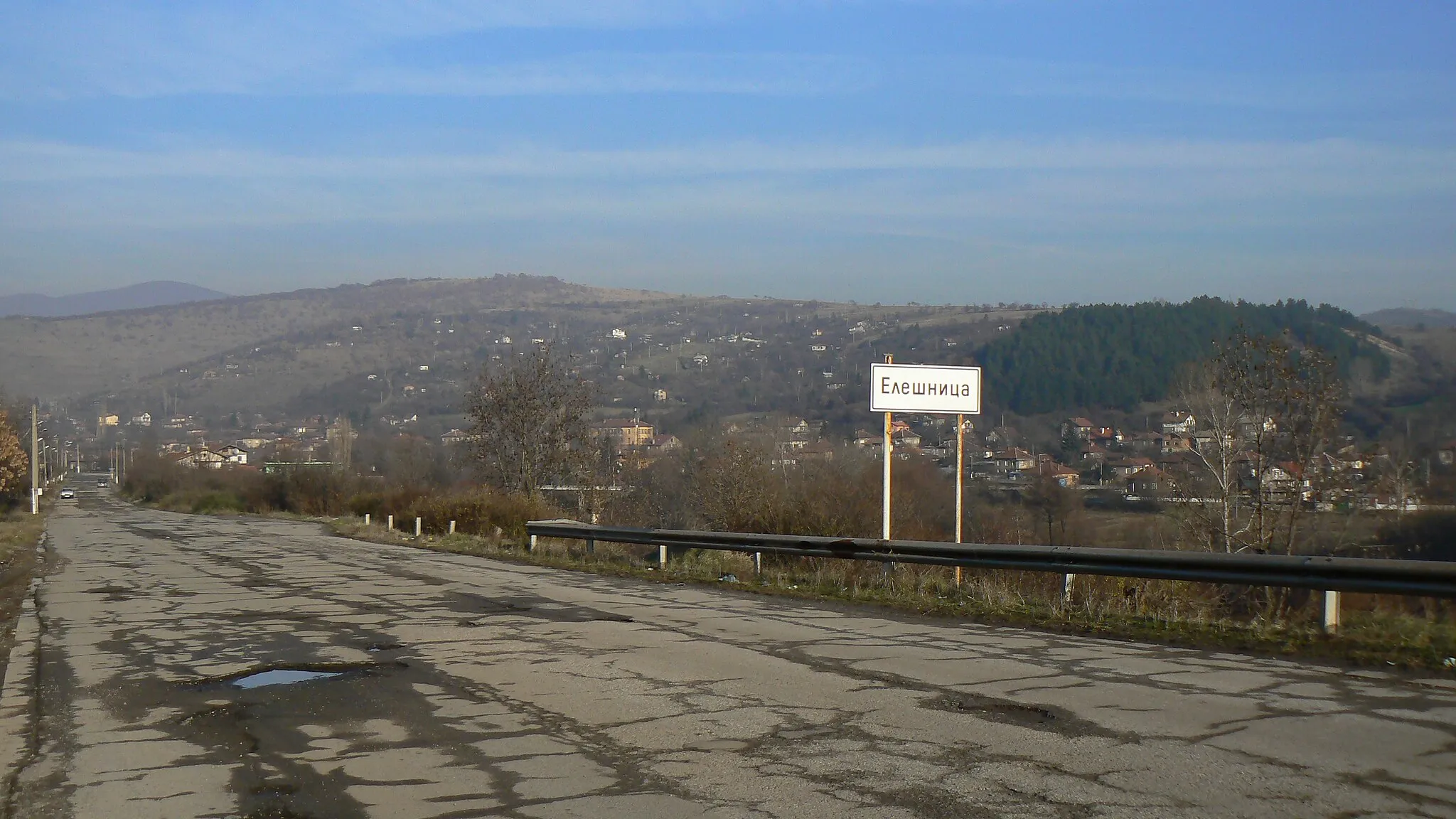 Photo showing: View to village Eleshnitsa, Bulgaria