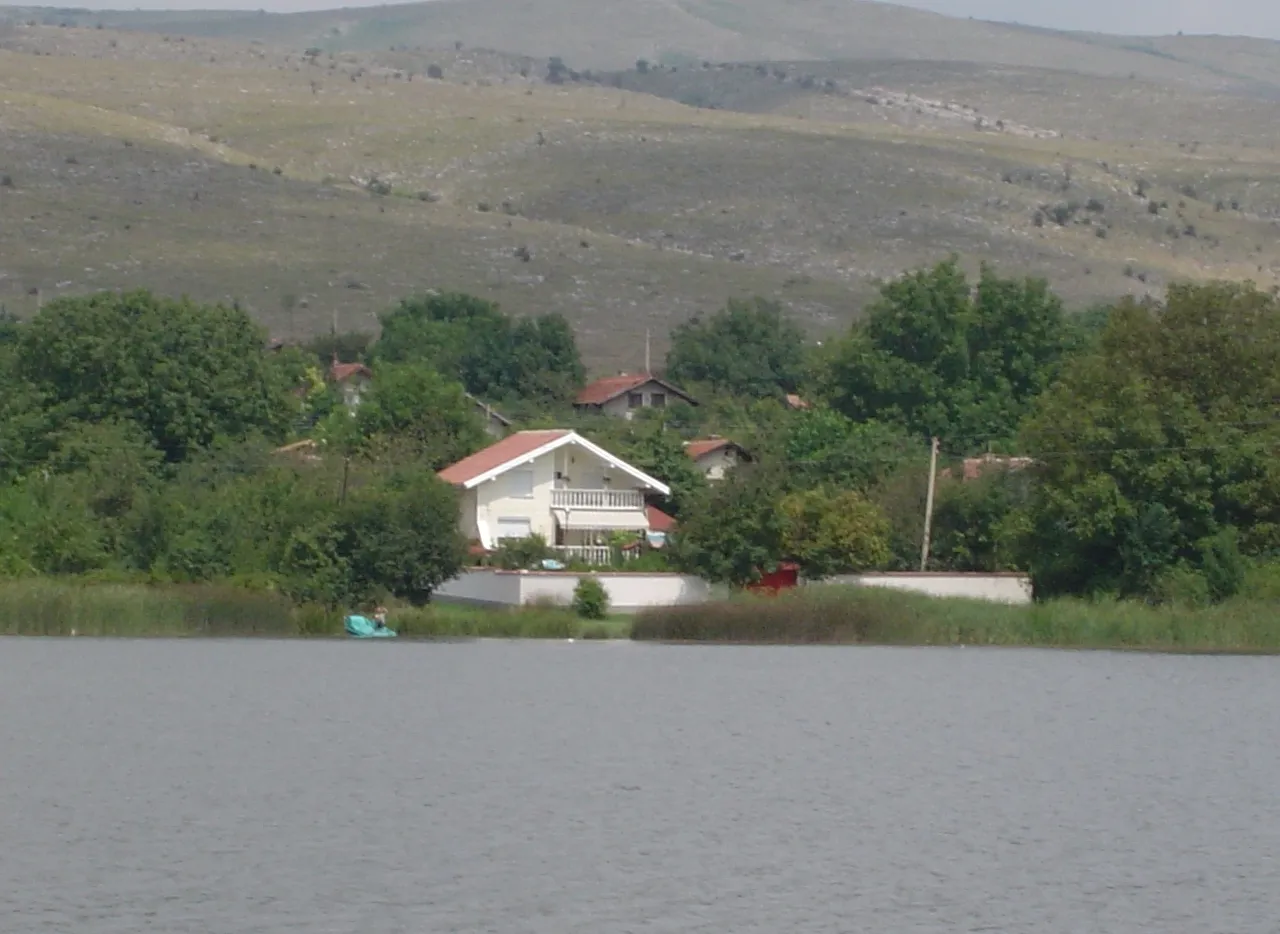 Photo showing: Village Bezden on the shore of Bezden Dam, Bulgaria
