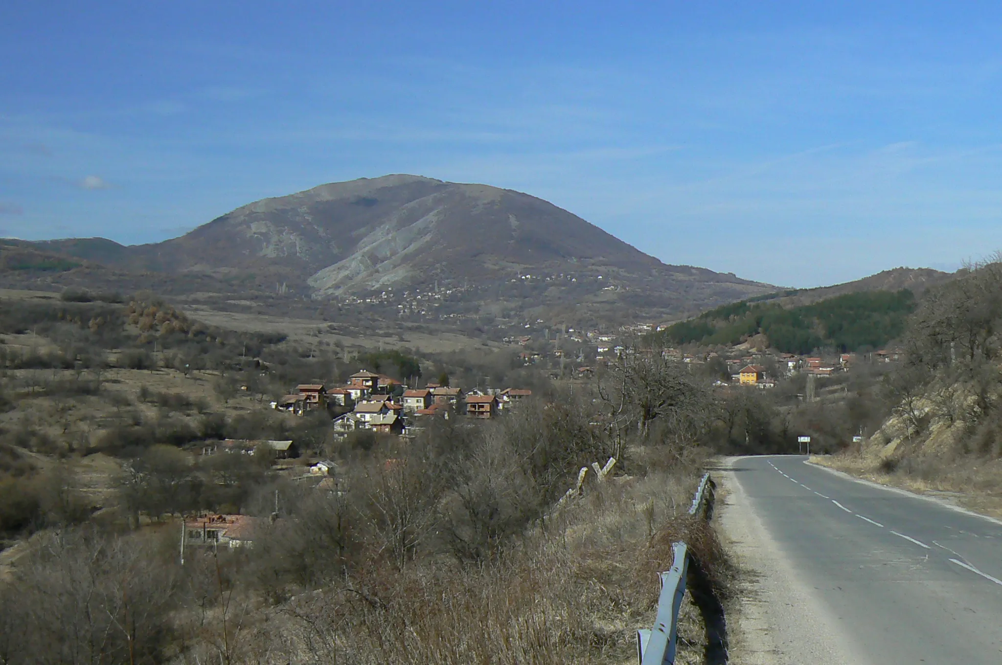 Photo showing: Village Babino at the foots of Konyavska planina (Konyavska mountain) in Bulgaria