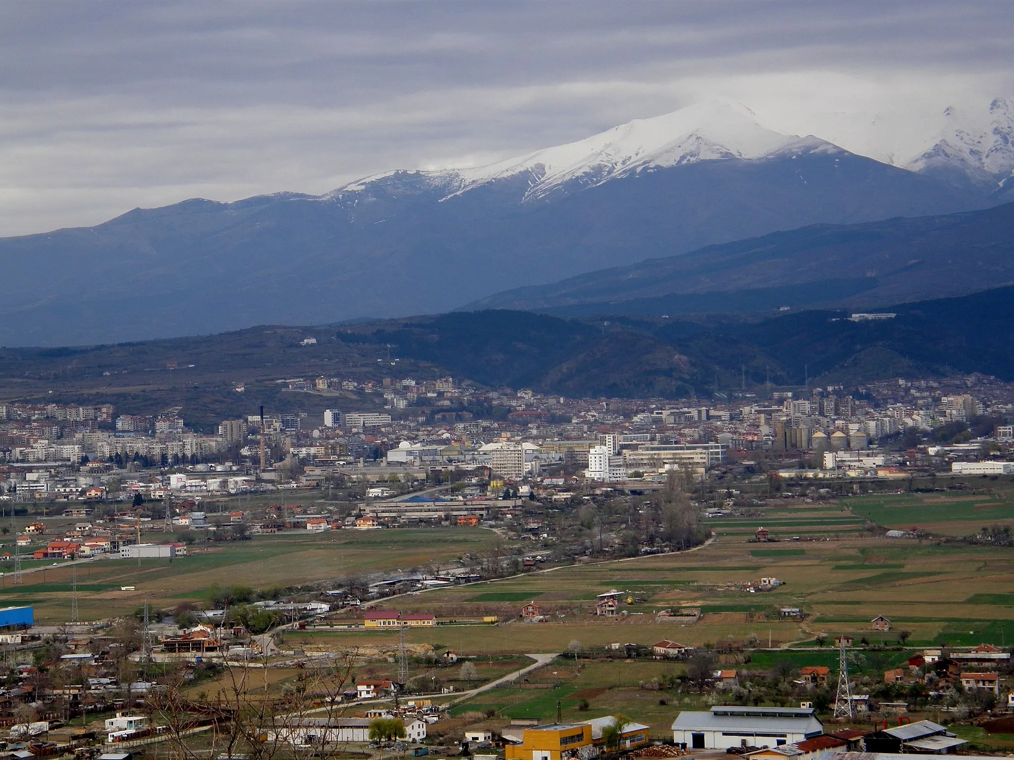 Photo showing: View from West of the Bulgarian city of Blagoevgrad, around 100km SW of Sofia.