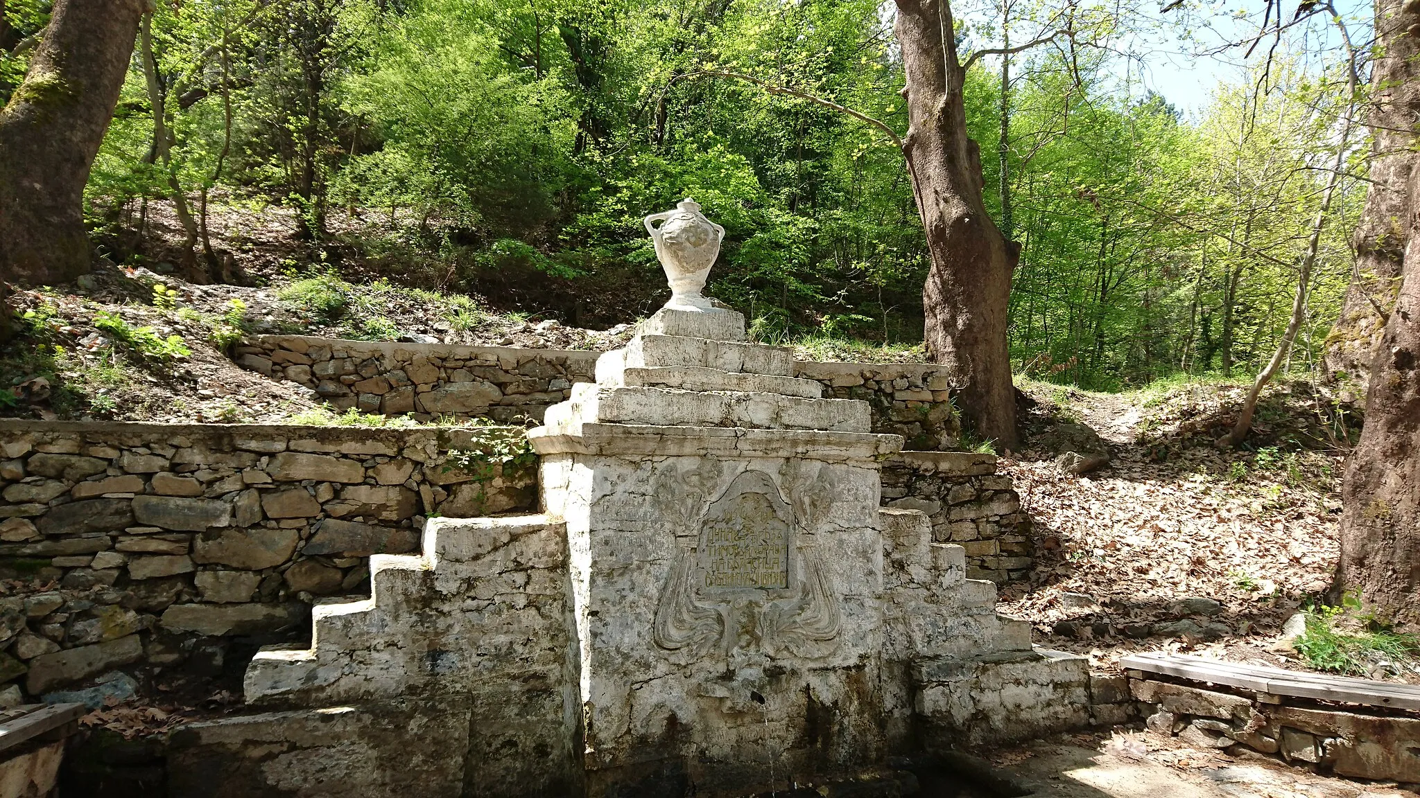 Photo showing: Войнишки паметник-чешма "Белата чешма", Самуилово, Югозападна България
