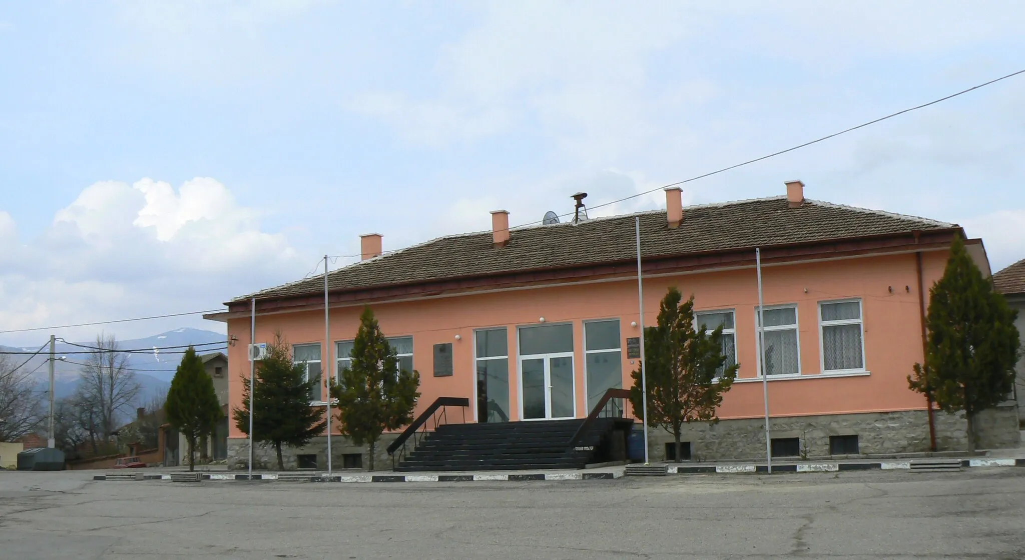 Photo showing: The mayor's office in village Karlievo, Bulgaria