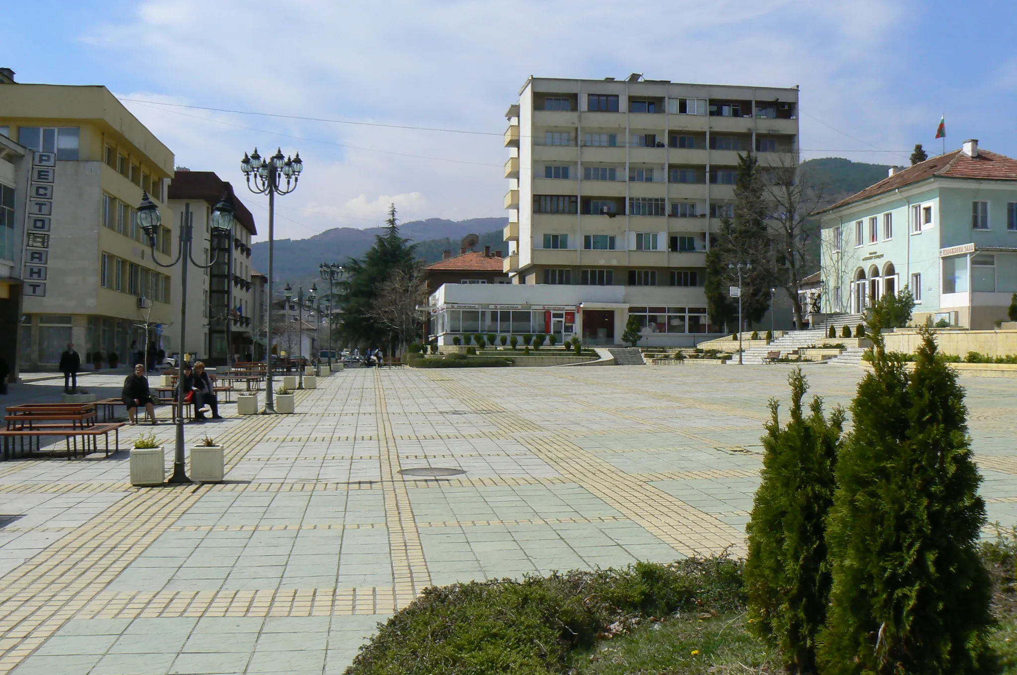 Photo showing: The central square of the town of Simitli, Bulgaria