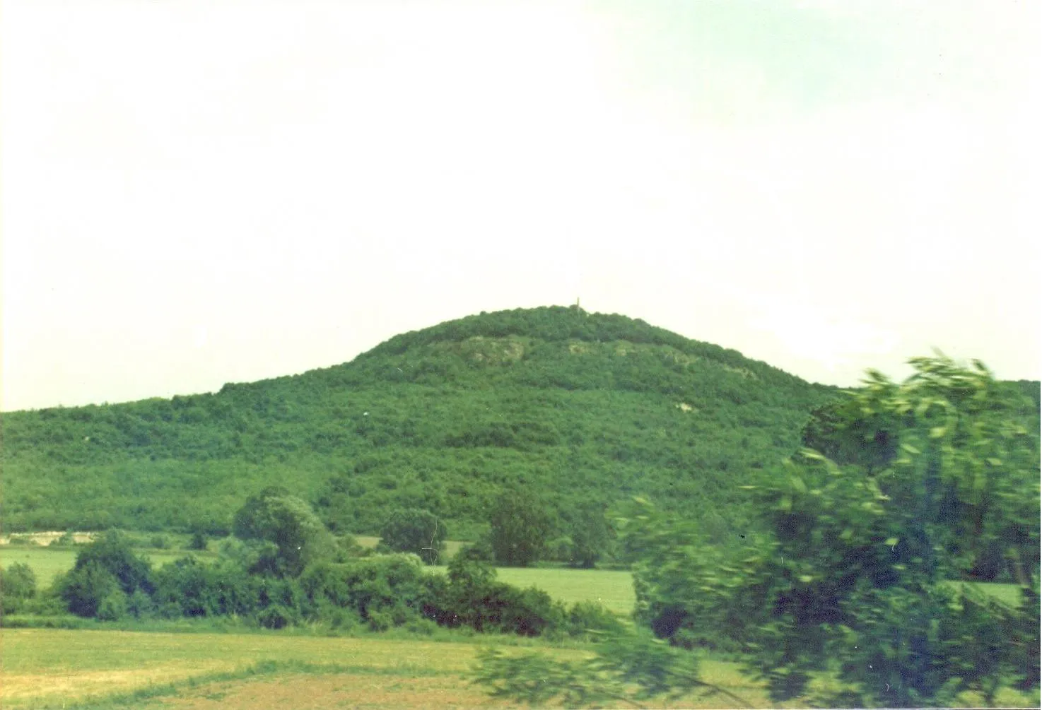 Photo showing: Хълмът Керчан баир до село Априлово (Араплар) - мястото на последната битка на четата на Таньо Войвода.
