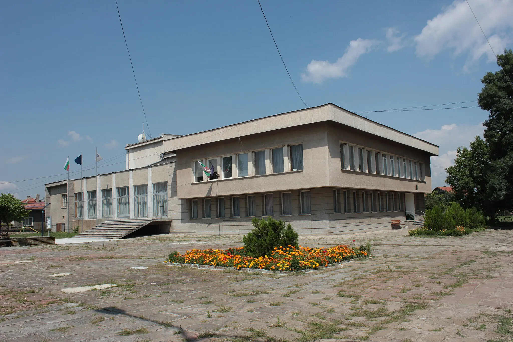 Photo showing: Town hall in Aprilovo, Sofia Province