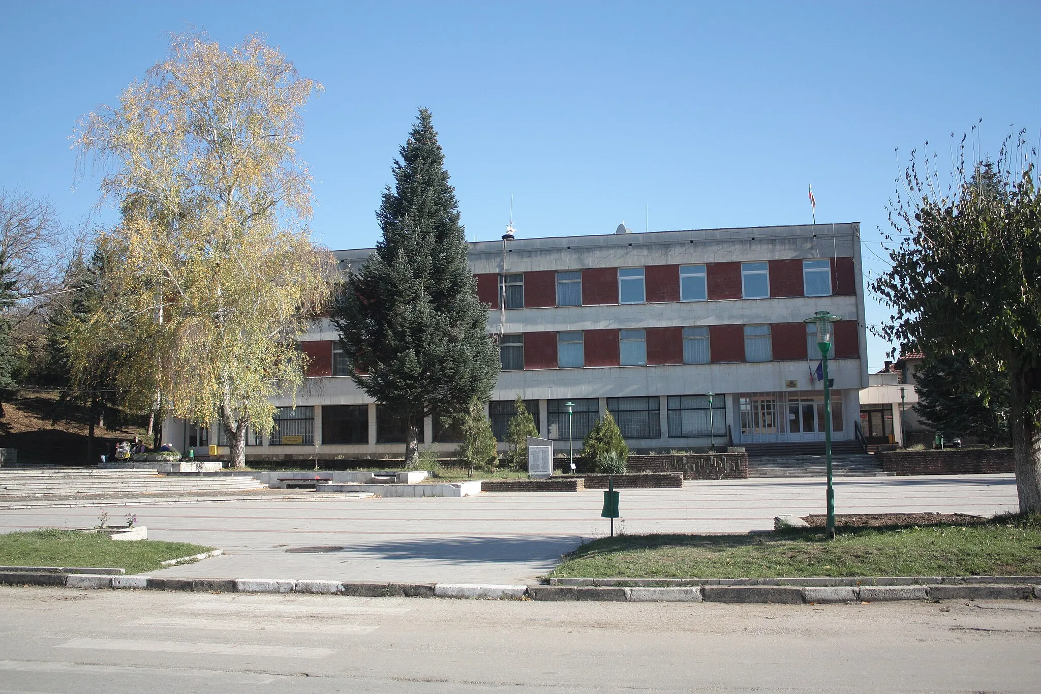 Photo showing: Dzhurovo Municipality Hall, Pravets Municipality, Bulgaria