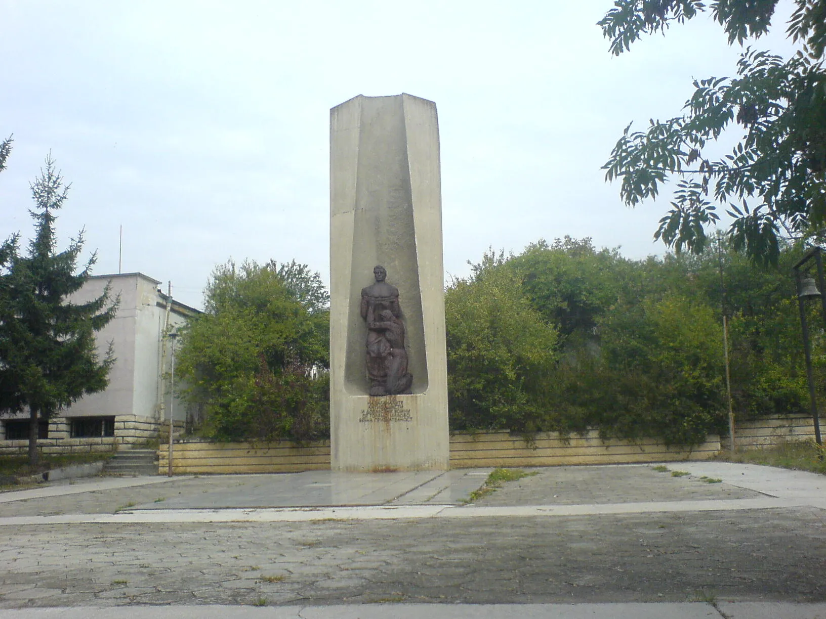 Photo showing: War memorial in village Golemo Malovo, Sofia district, Bulgaria