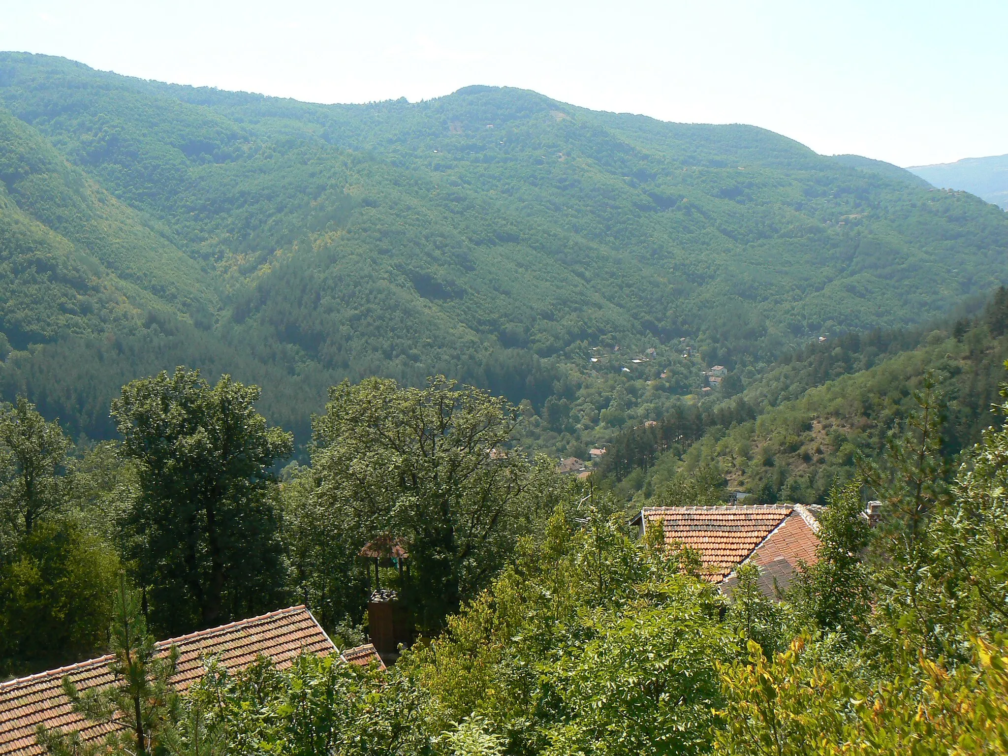 Photo showing: Village Batulia as seen from the hill of the Batulia Monastery, Bulgaria