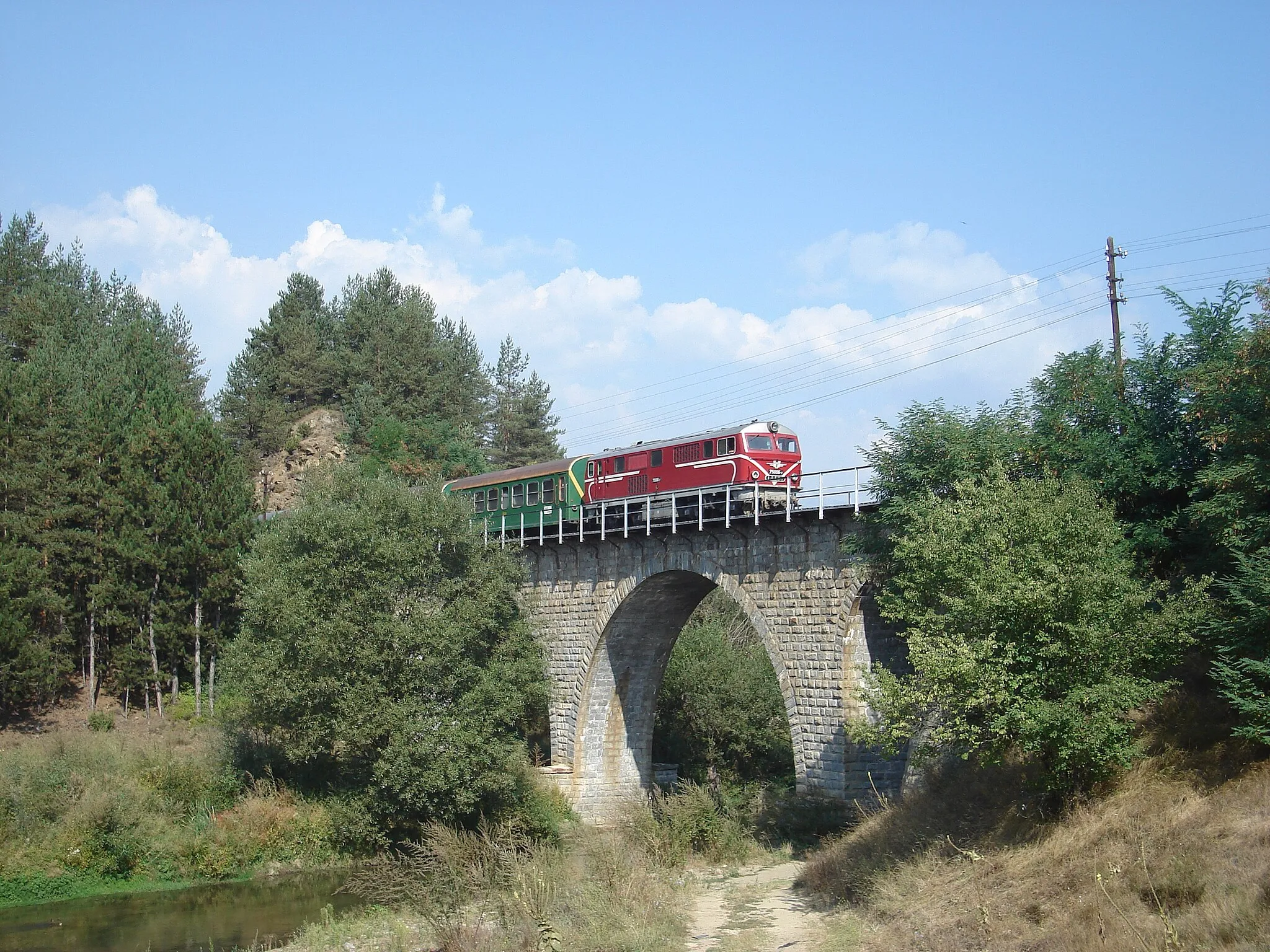 Photo showing: Train on the longest bridge of the narrow gauge railway Septemvri - Dobrinishte