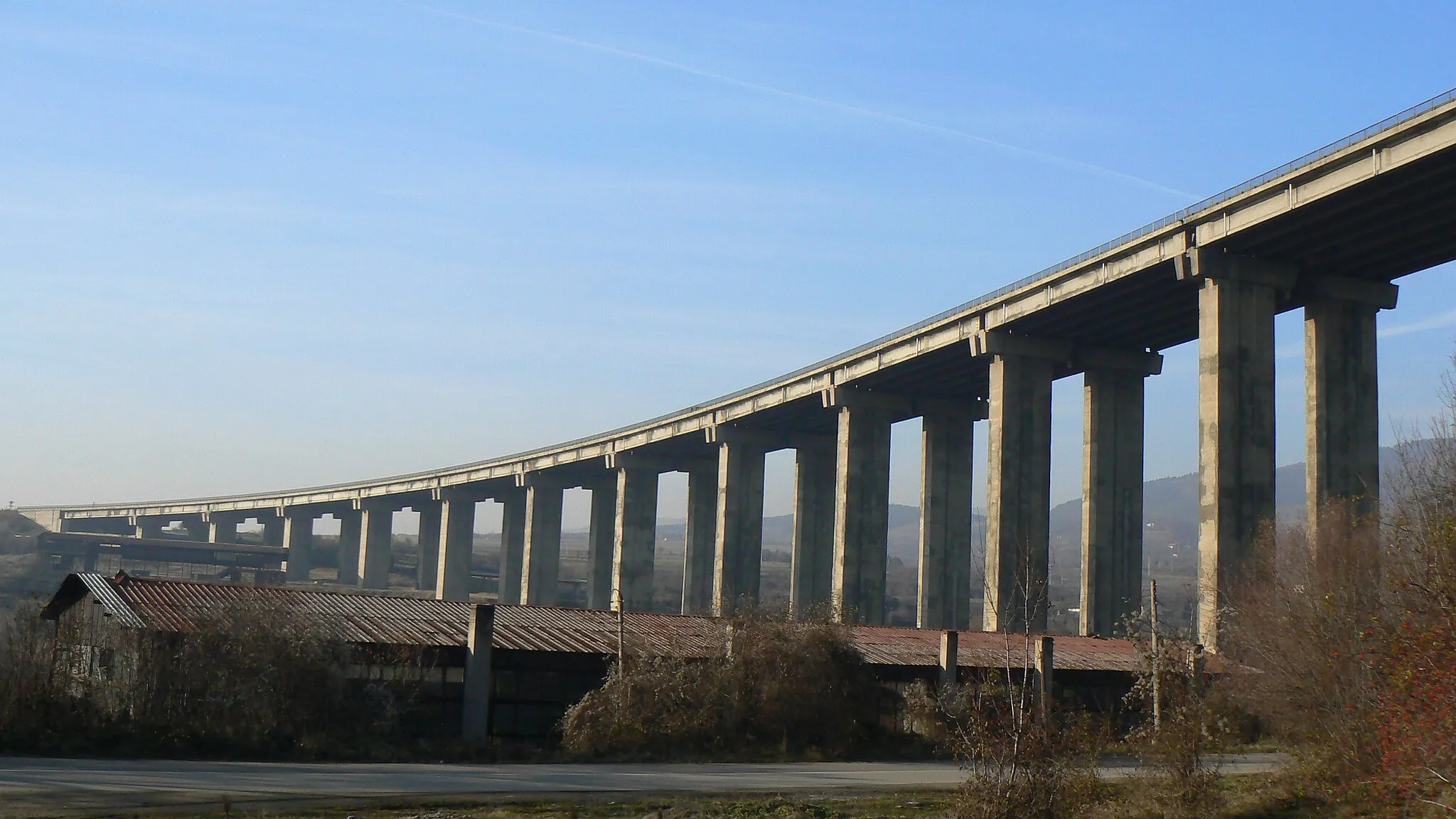 Photo showing: The viaduct of Hemus Highway, over villages Stolnik and Eleshnitsa, Bulgaria