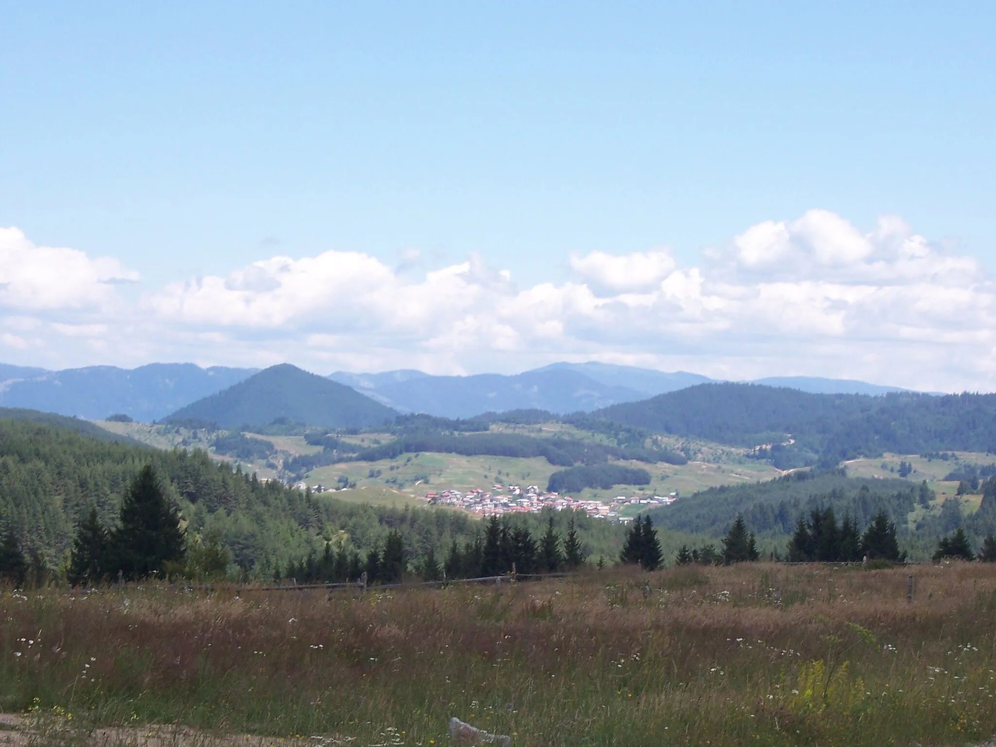 Photo showing: The village of Zmeitsa and the Videnitsa Summit.