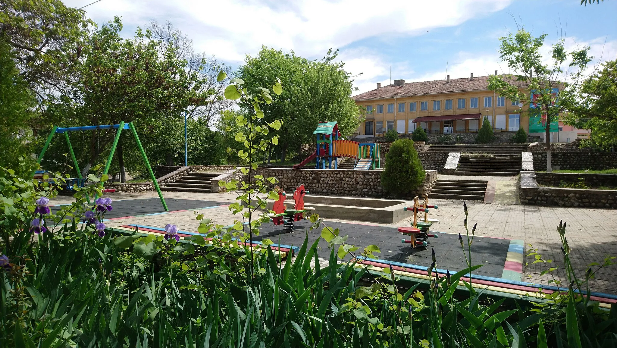 Photo showing: Паркът и читалището в село Марикостиново