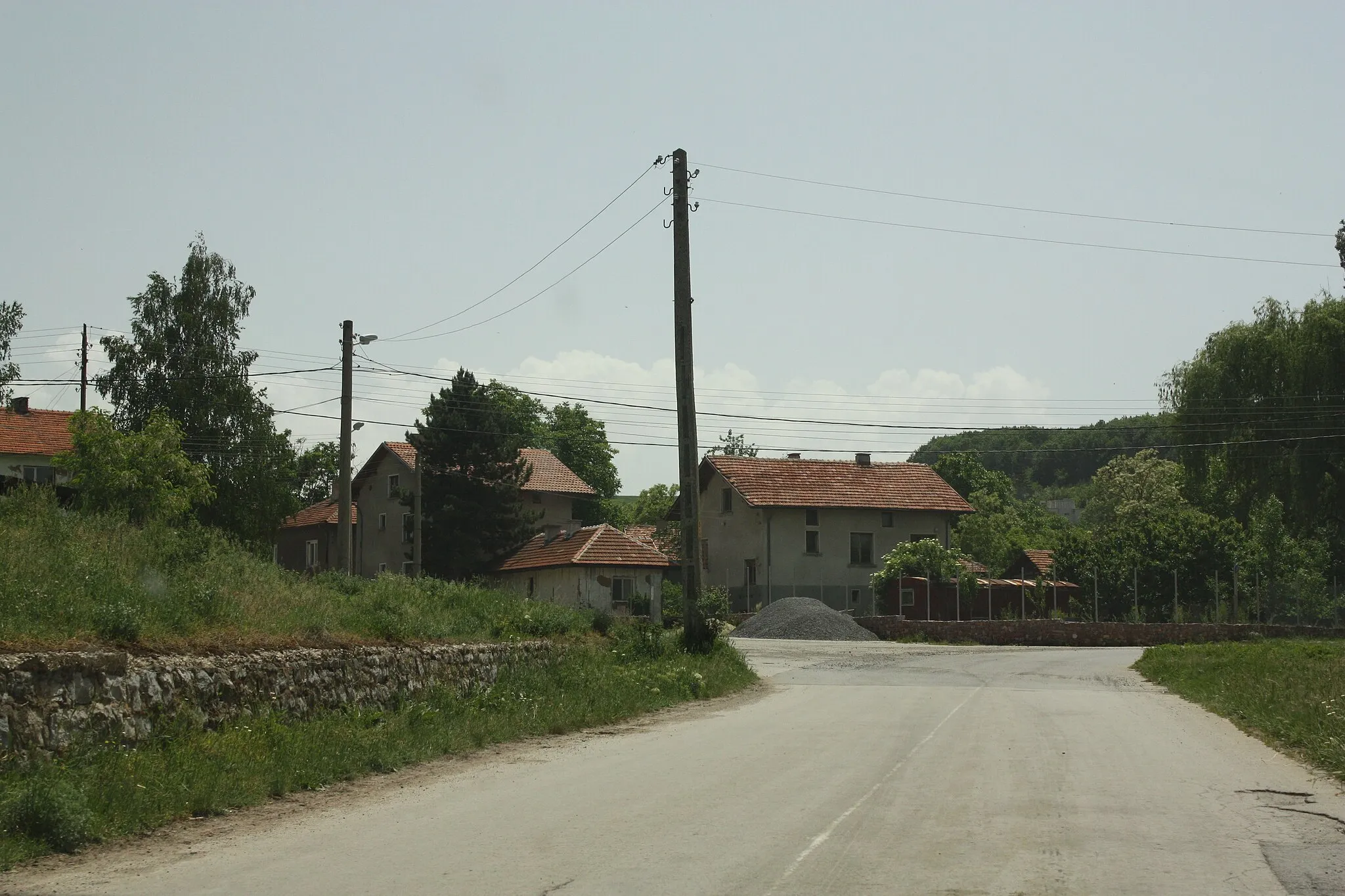 Photo showing: Entrance Road in Galabnik