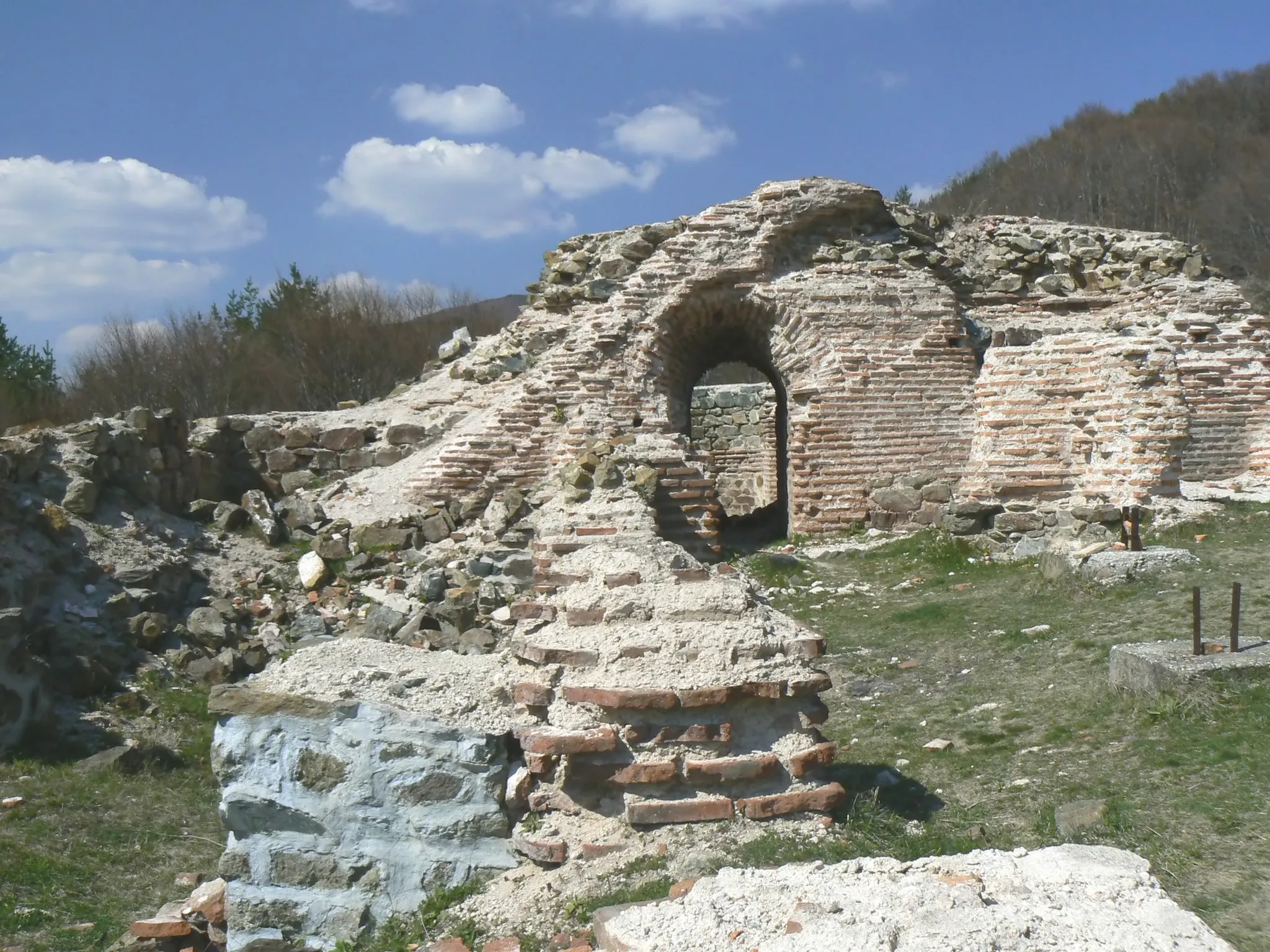Photo showing: Left (from inside) arch of Trayanovi vrata fortress