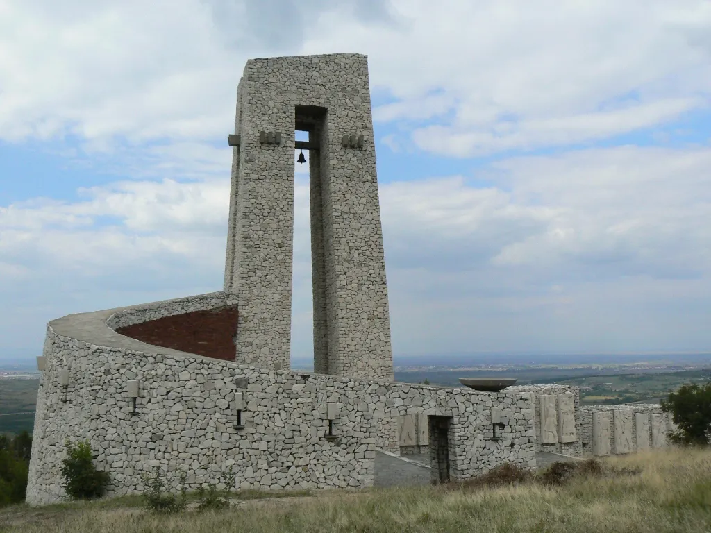 Photo showing: The memorial on the hill beyond Perushtitsa, Bulgaria