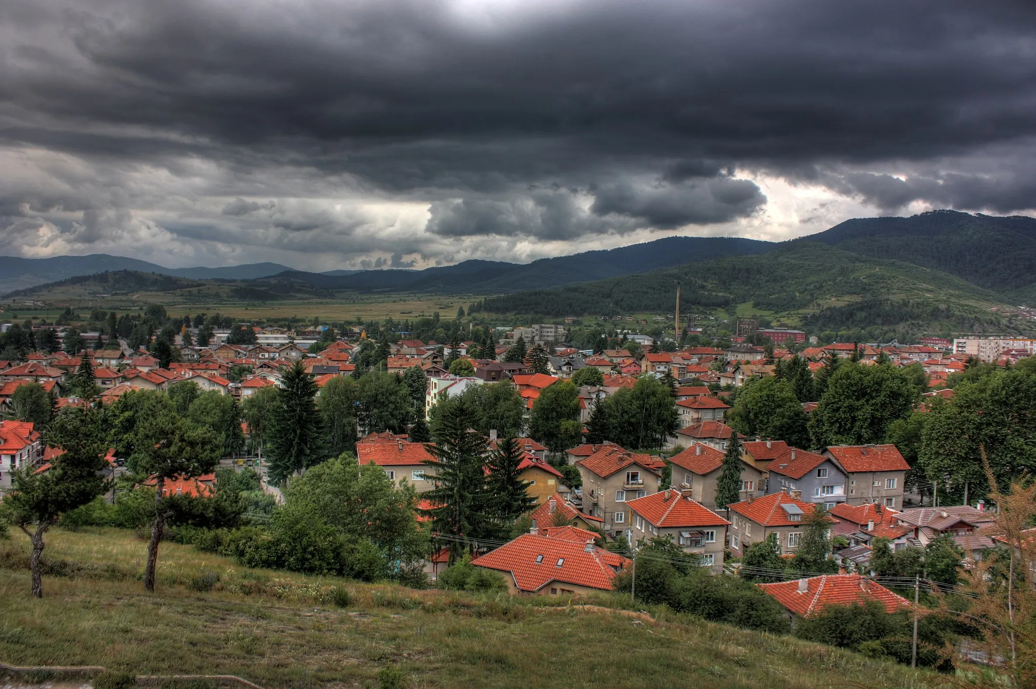 Photo showing: Panoramic view of the Bulgarian city of Velingrad. Processed with HDR technique.

Velingrad...