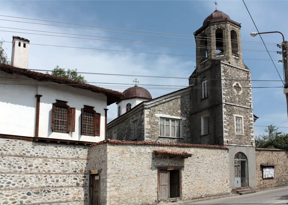 Photo showing: St. George church in Zlatograd on the right and 19 century school and the Town Art Gallery on the left in Zlatograd
