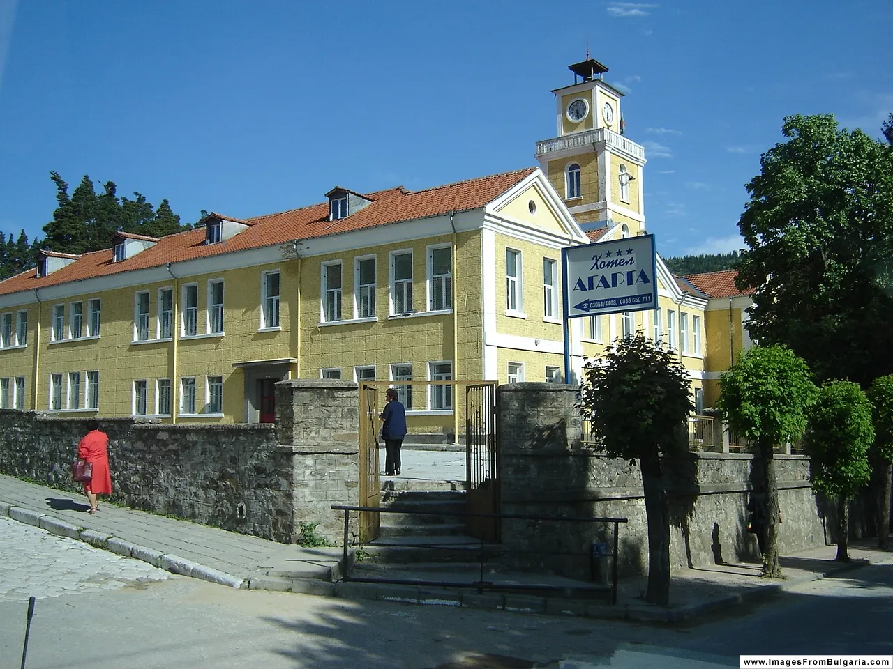 Photo showing: A school in Chepelare, Bulgaria