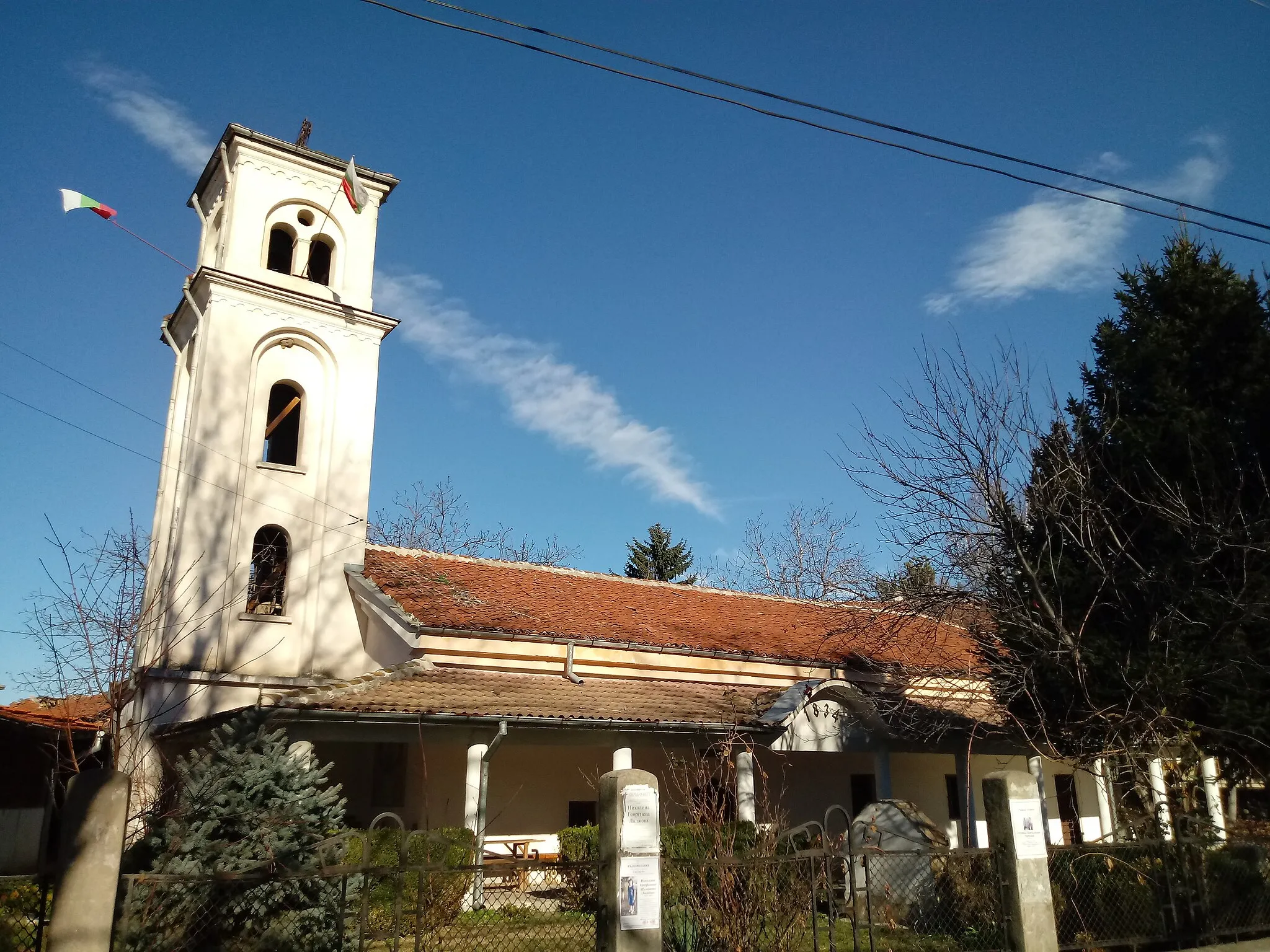 Photo showing: Виноградец, Храм "Свети Архангел Михаил"