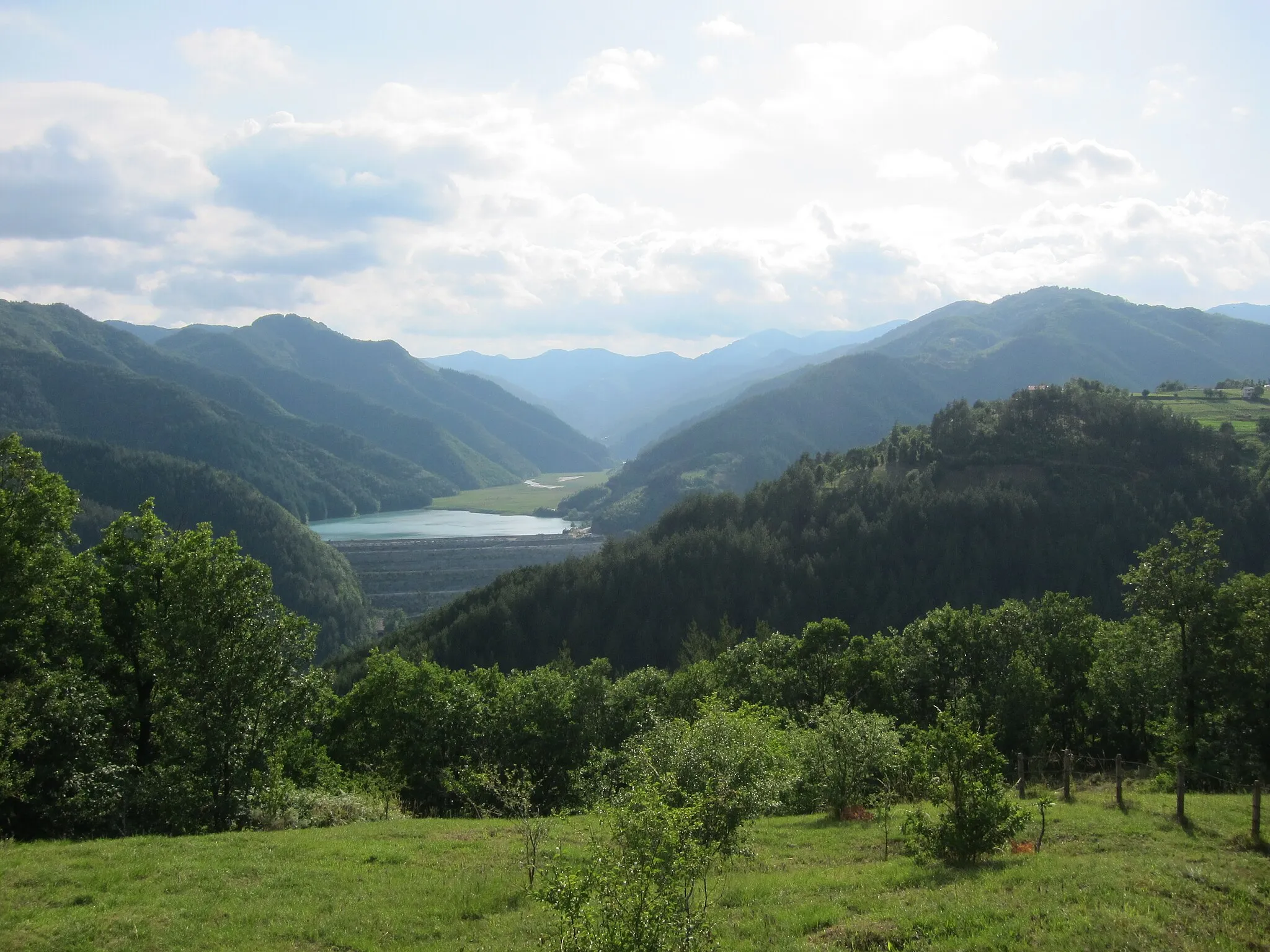 Photo showing: Retention reservoir for now mostly defunct mining operations near the Bulgarian village Startsevo in the Southeastern Rhodope mountains (Stratsevo, Bulgaria, Zlatograd municipality, Smolyan province)