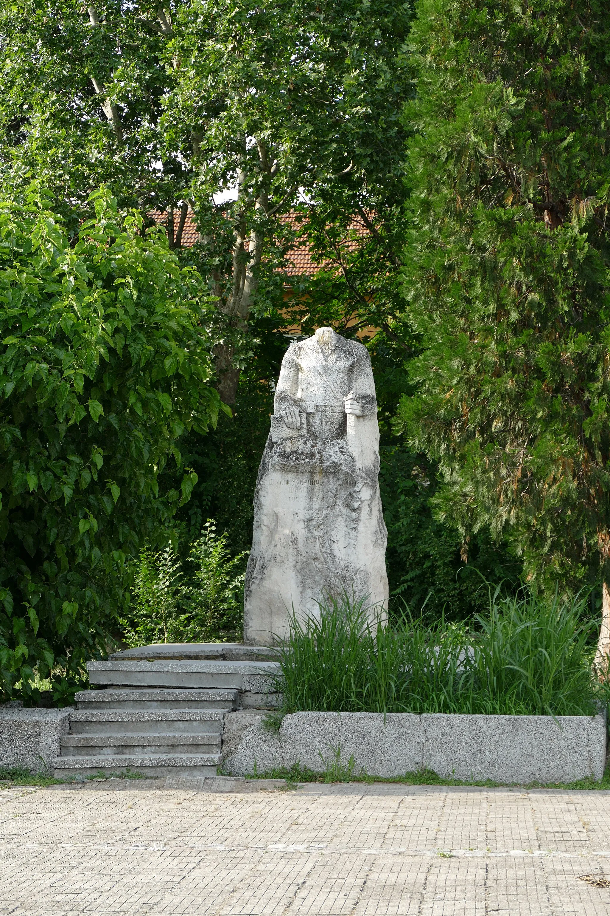 Photo showing: Varbitsa main square, mayor's office