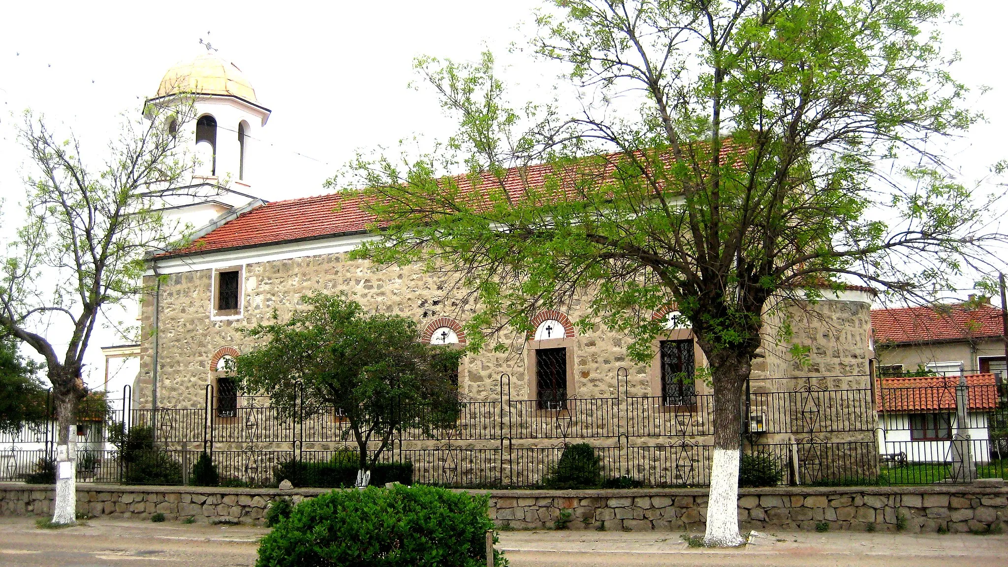 Photo showing: Holy trinity church build 1869 by master Mincho Bogdanov in Plovdiv suburb village Trud