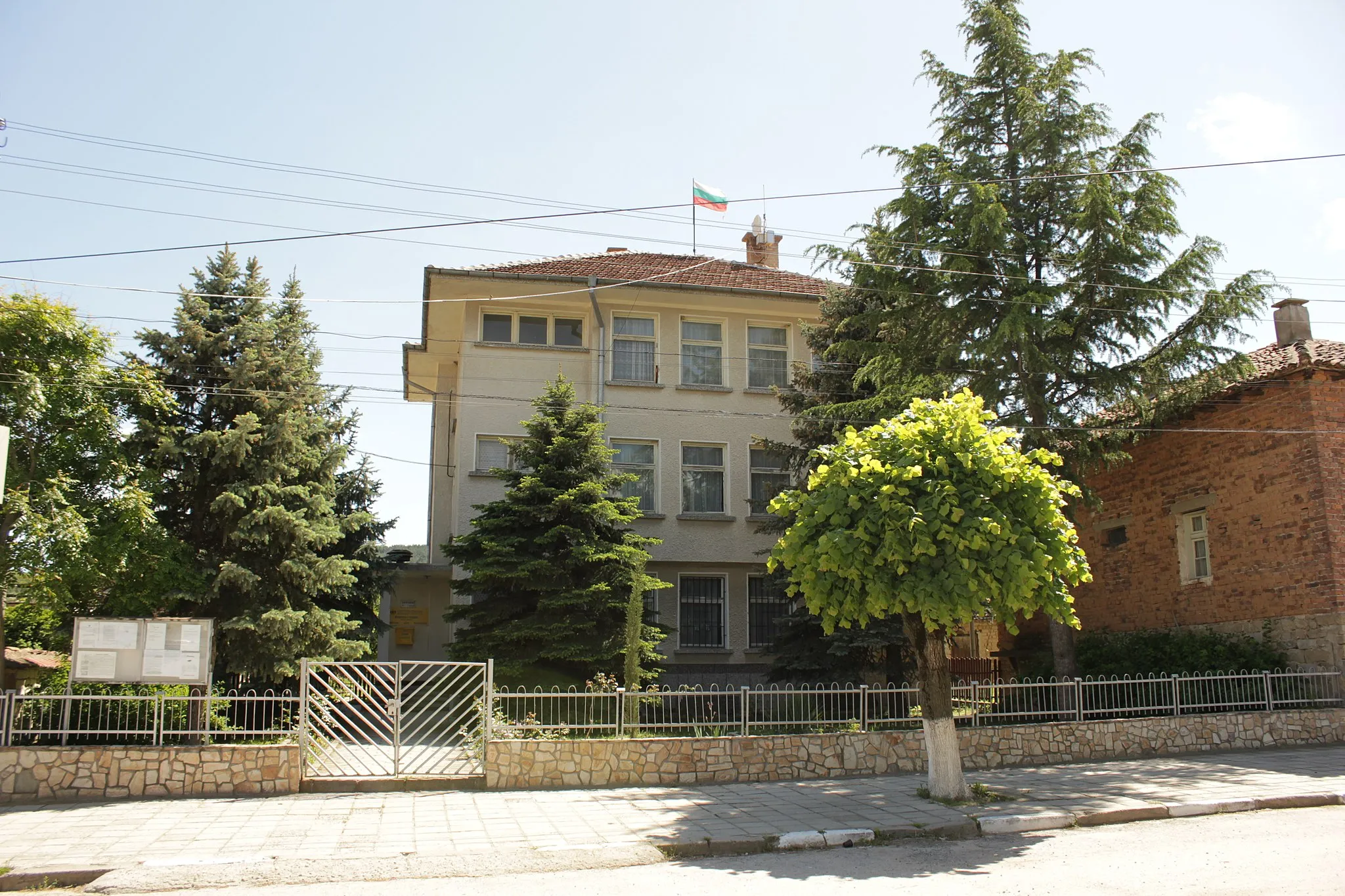 Photo showing: Municipal and post offices in Karavelovo