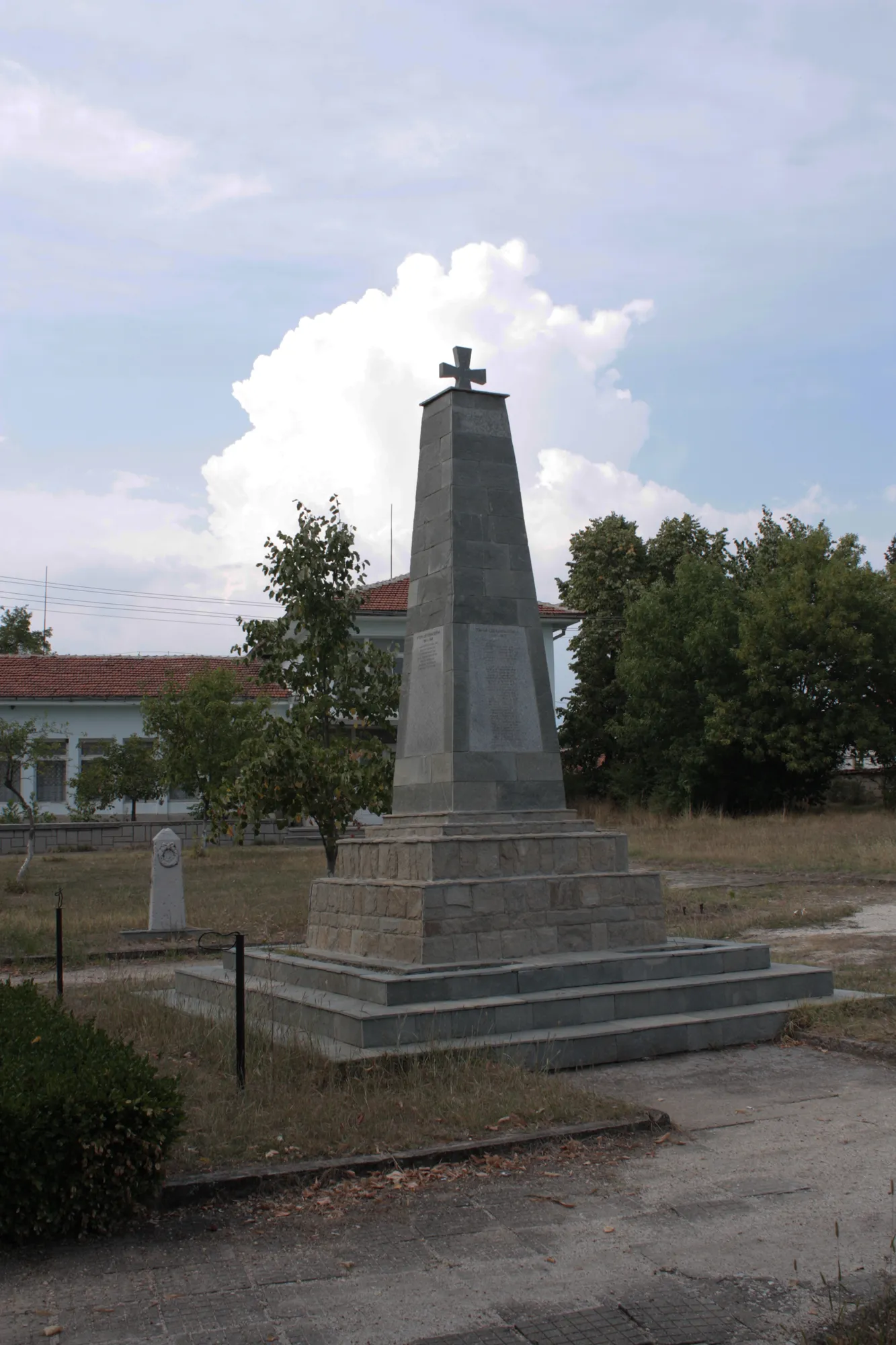 Photo showing: Паметник на загиналите във воините, с.Смилец, Пазарджишко