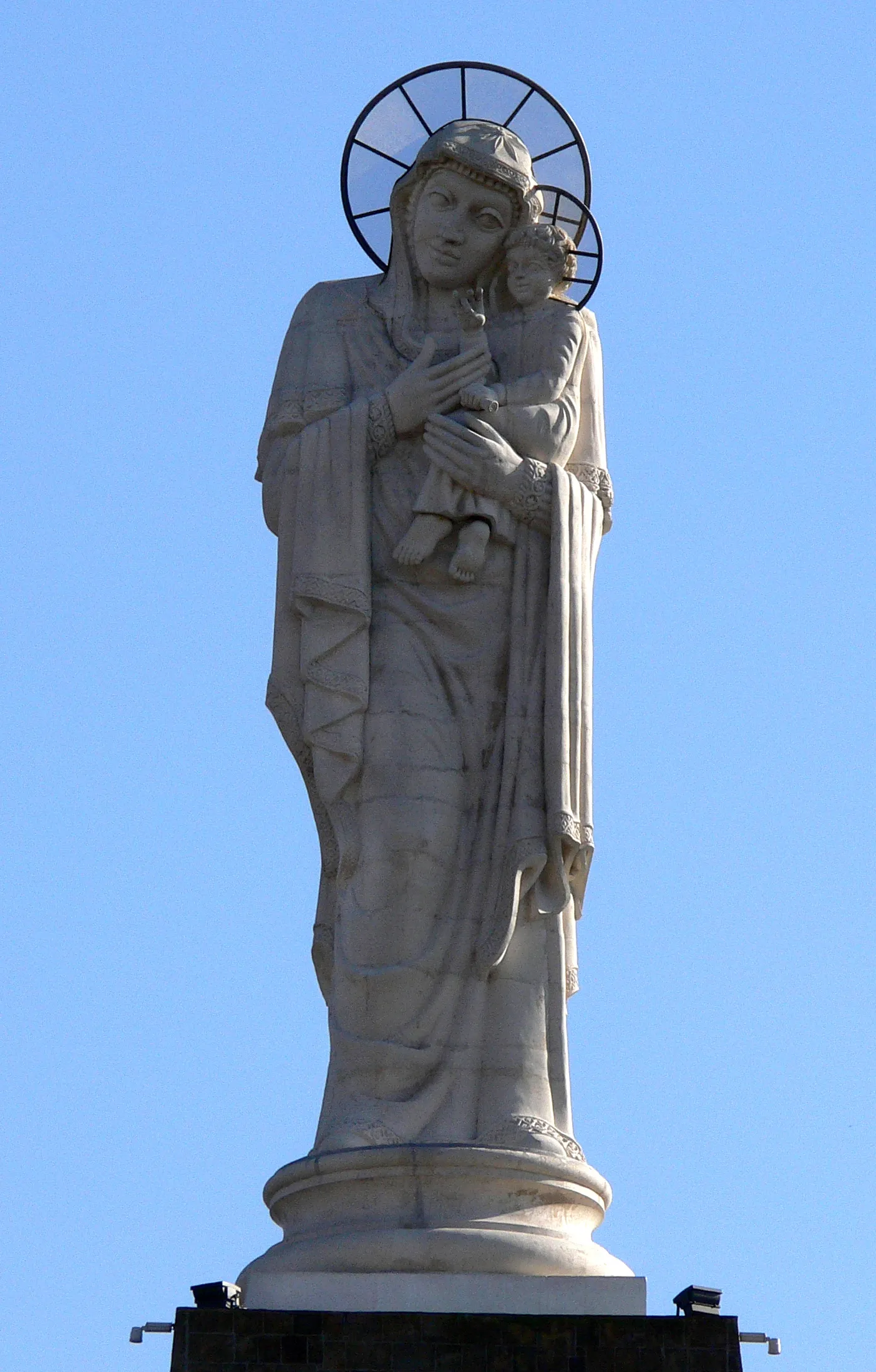 Photo showing: The Monument of the Holy Mother of God, the world's highest monument to Virgin Mary in Haskovo, Bulgaria.
