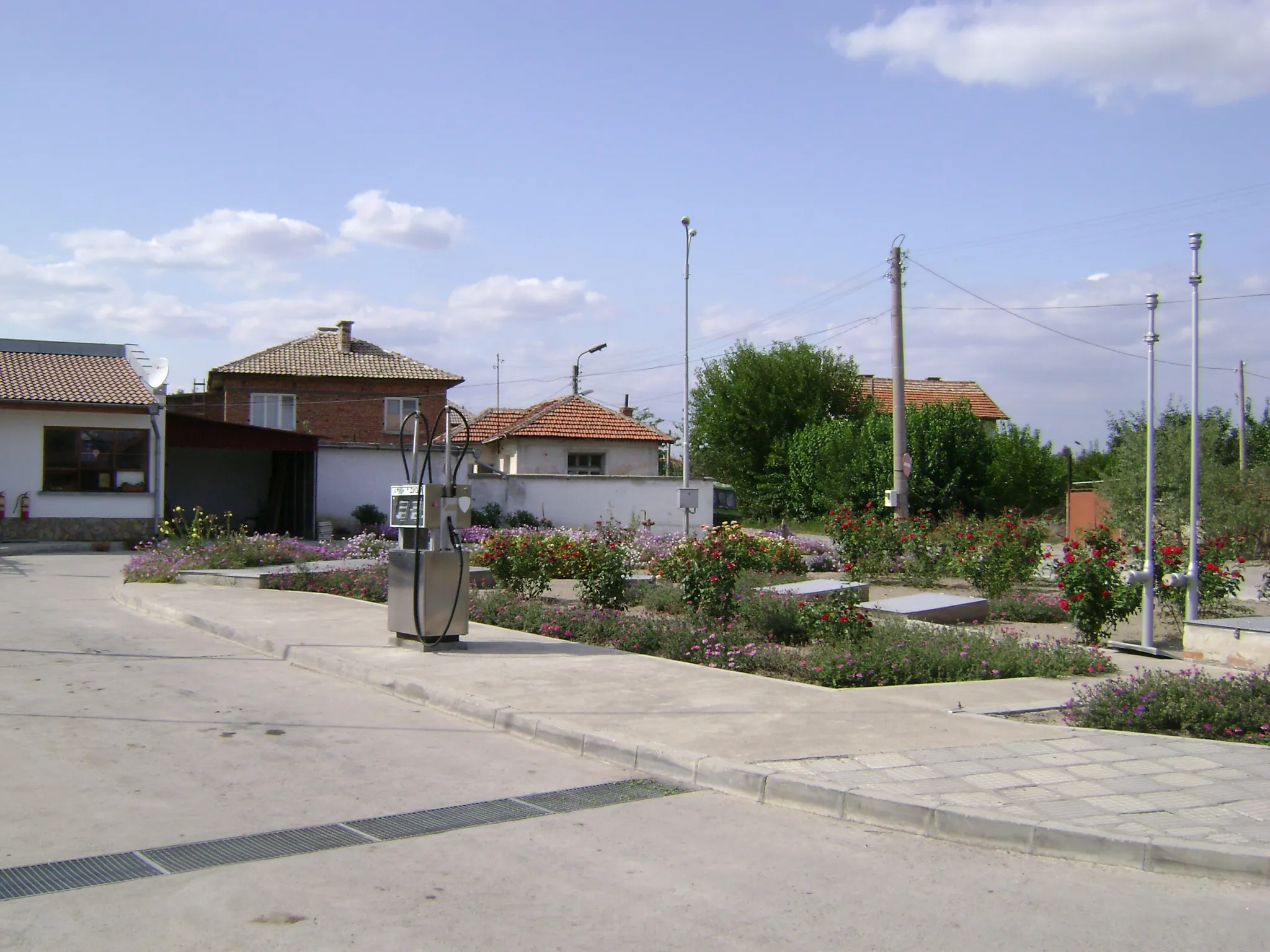 Photo showing: Oil station - Tsalapitsa, Bulgaria