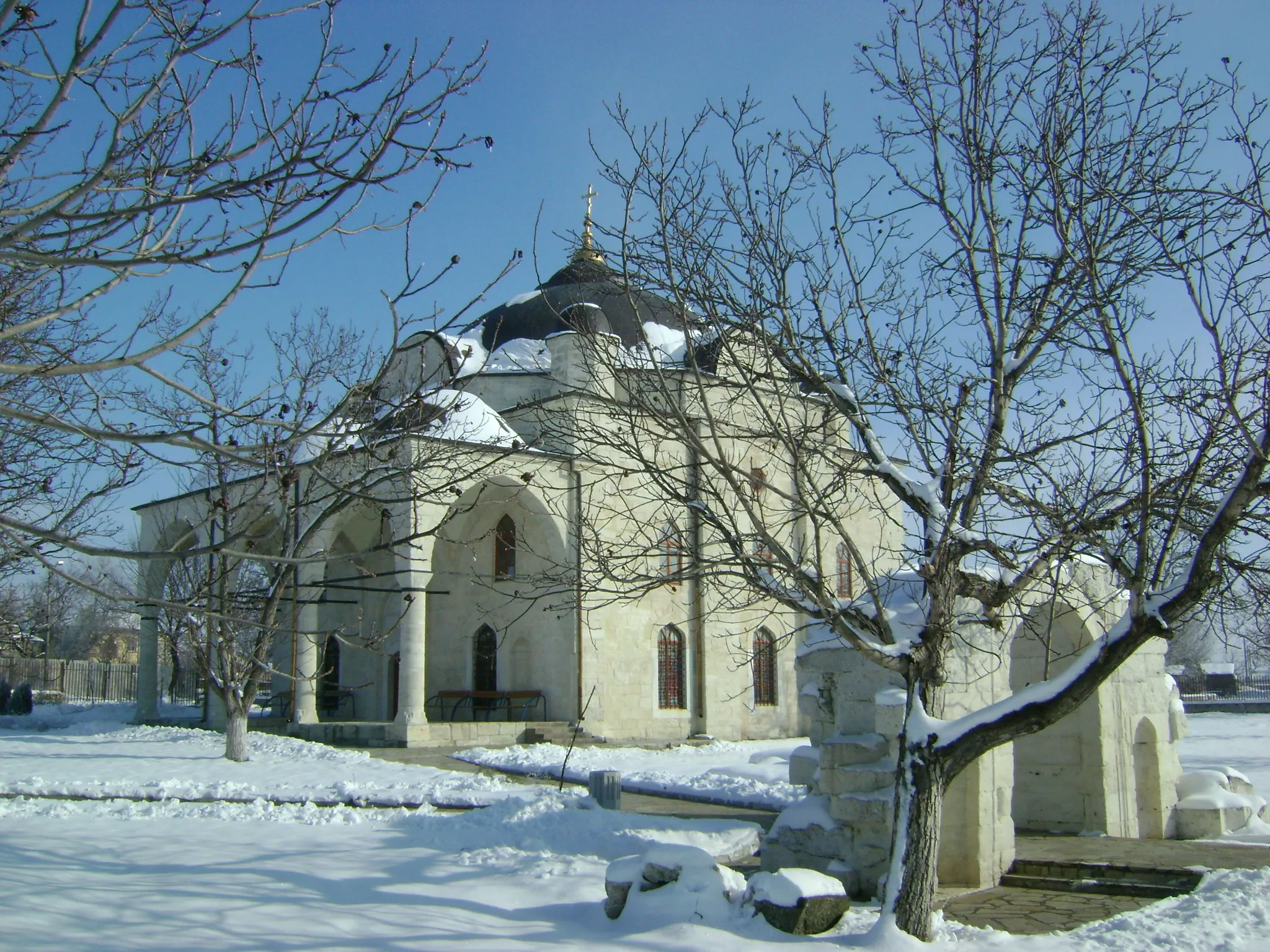 Photo showing: The Church of the Assumption and the caravanserai, Uzundzhovo, Bulgaria
