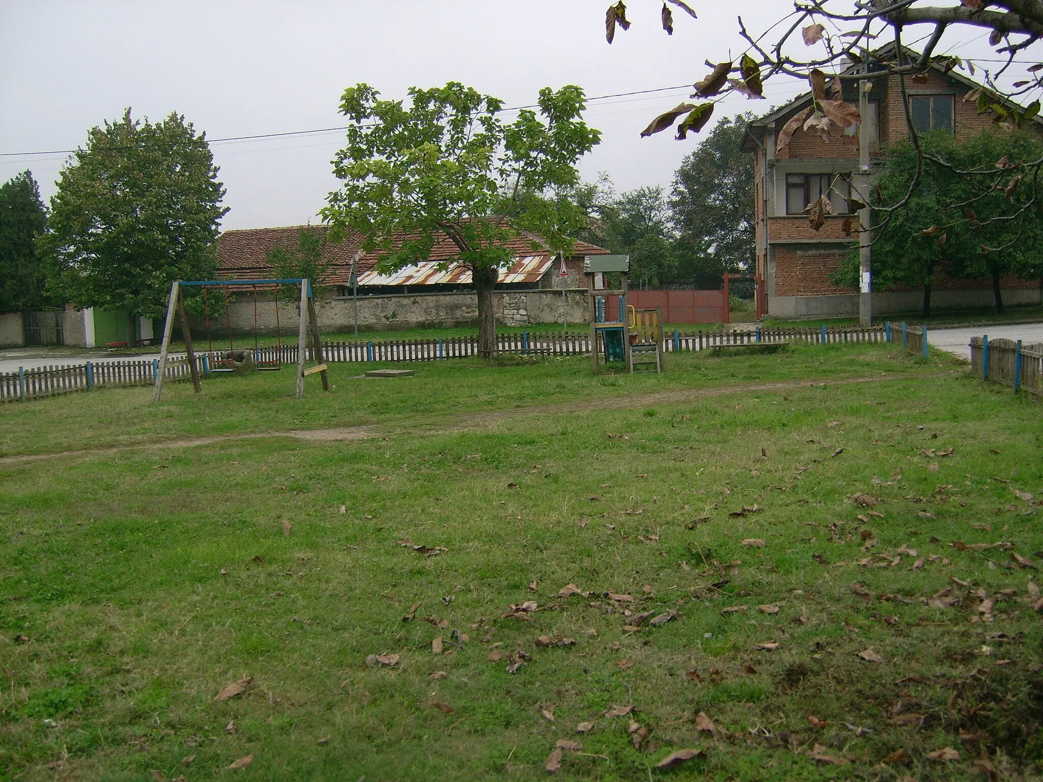Photo showing: Children's playground in village Levski, Pazardzhik District, Bulgaria