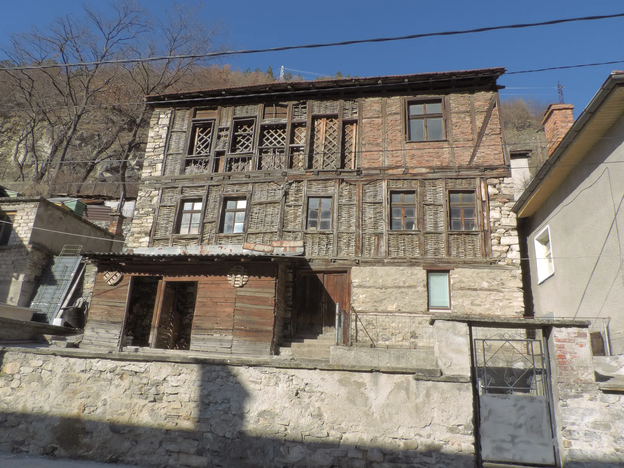 Photo showing: Village Mihalkovo, Devin Municipality, Smolyan Province, Bulgaria. A 96-year-old wooden house (in 2017).