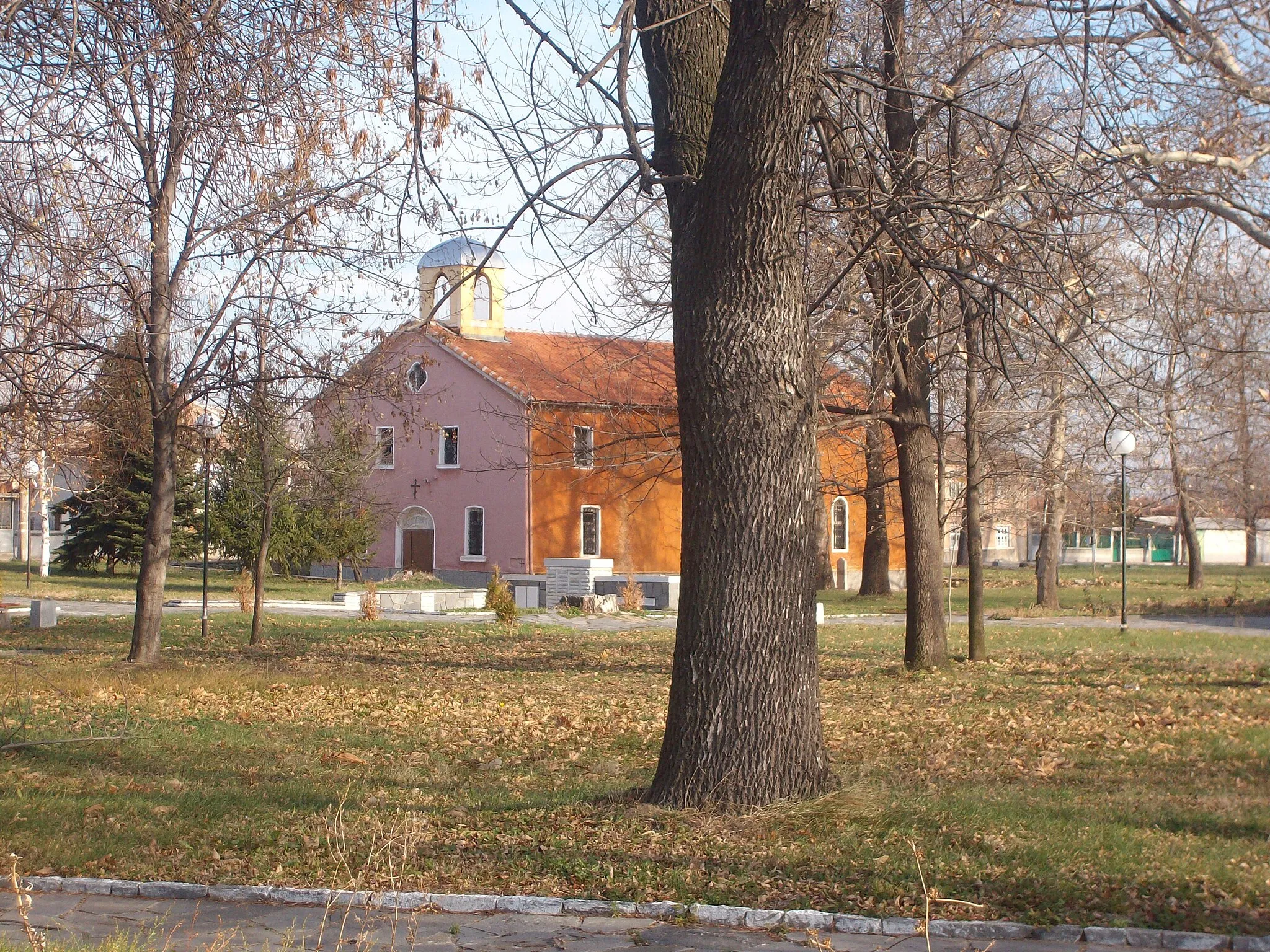 Photo showing: The church in village Patriarch Evtimovo with the park. Bulgaria