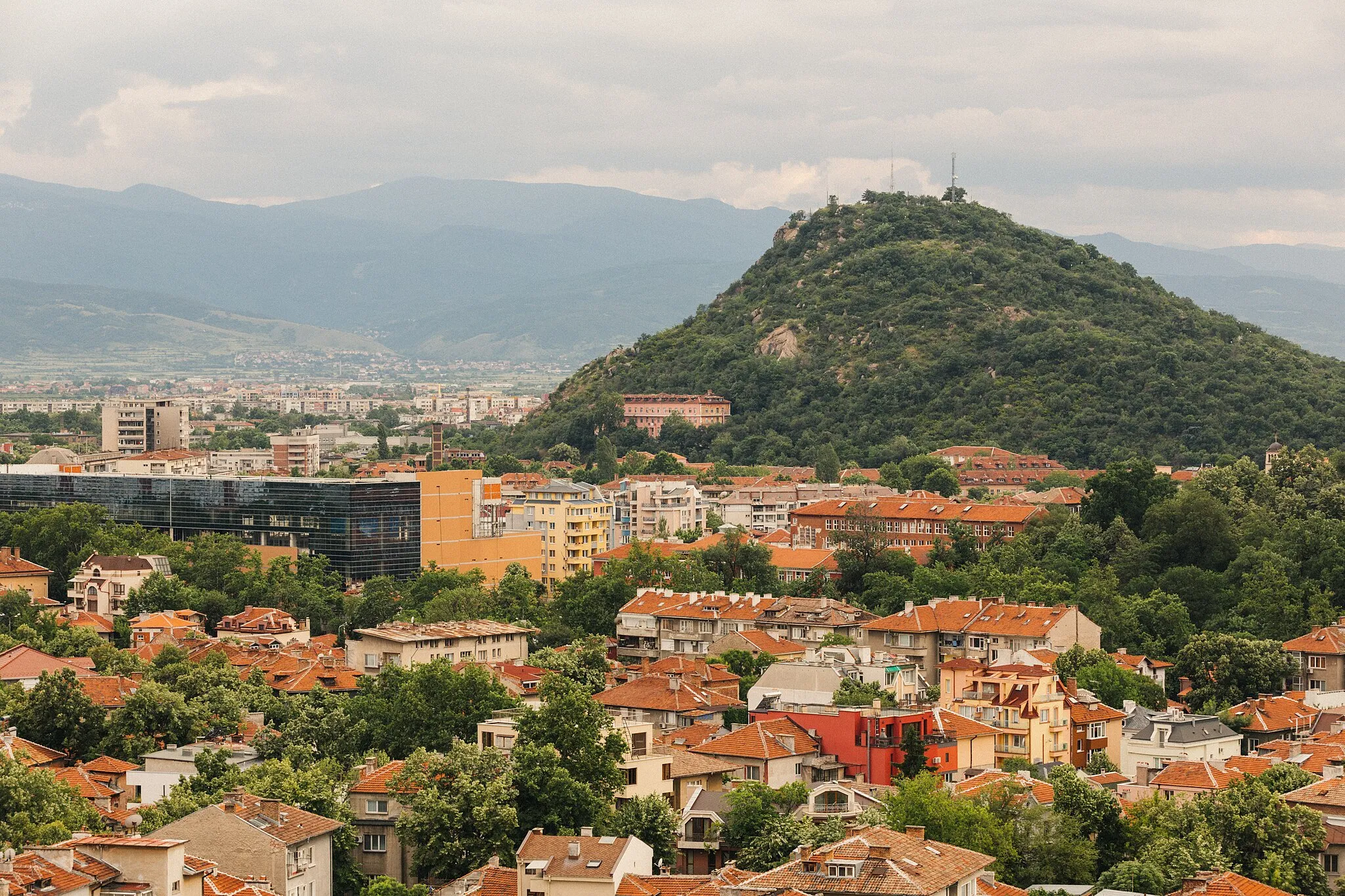 Photo showing: View of Dzhendem hill and Markovo Tepe Mall in Plovdiv