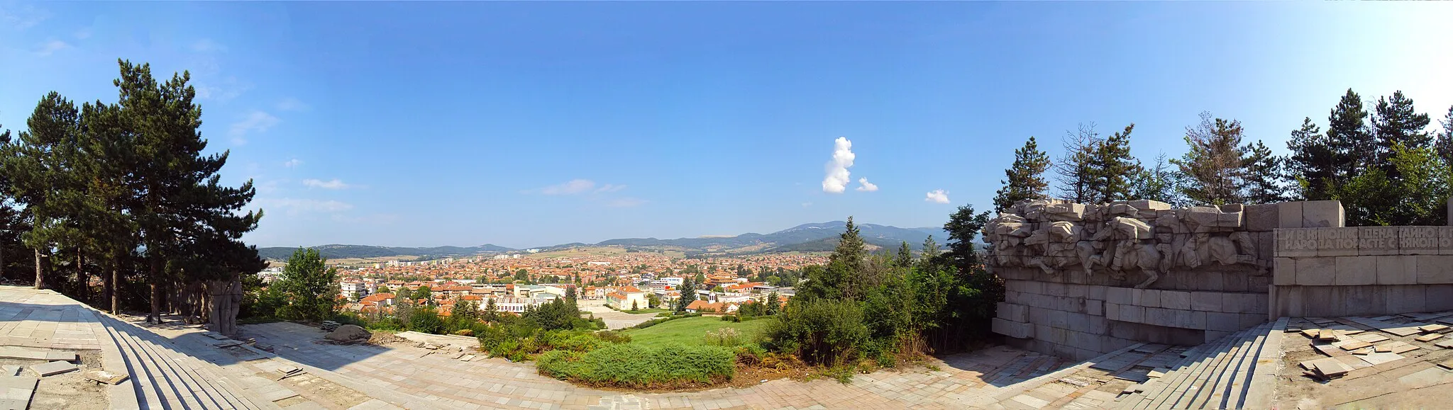 Photo showing: View from the Apriltsi Memorial Complex in town of Panagyurishte