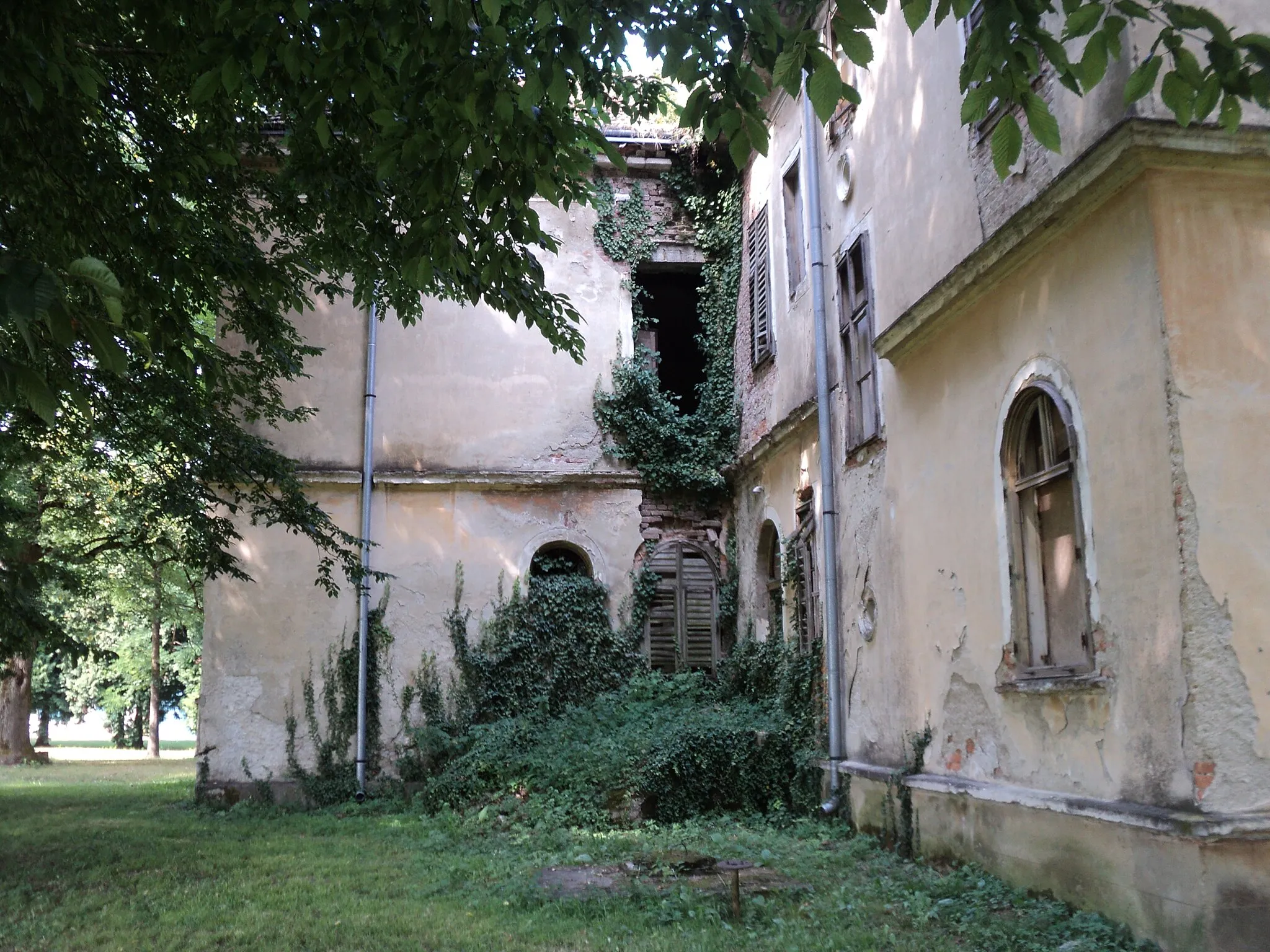 Photo showing: Dio desne strane Dvorca Tuerk Mažuranić